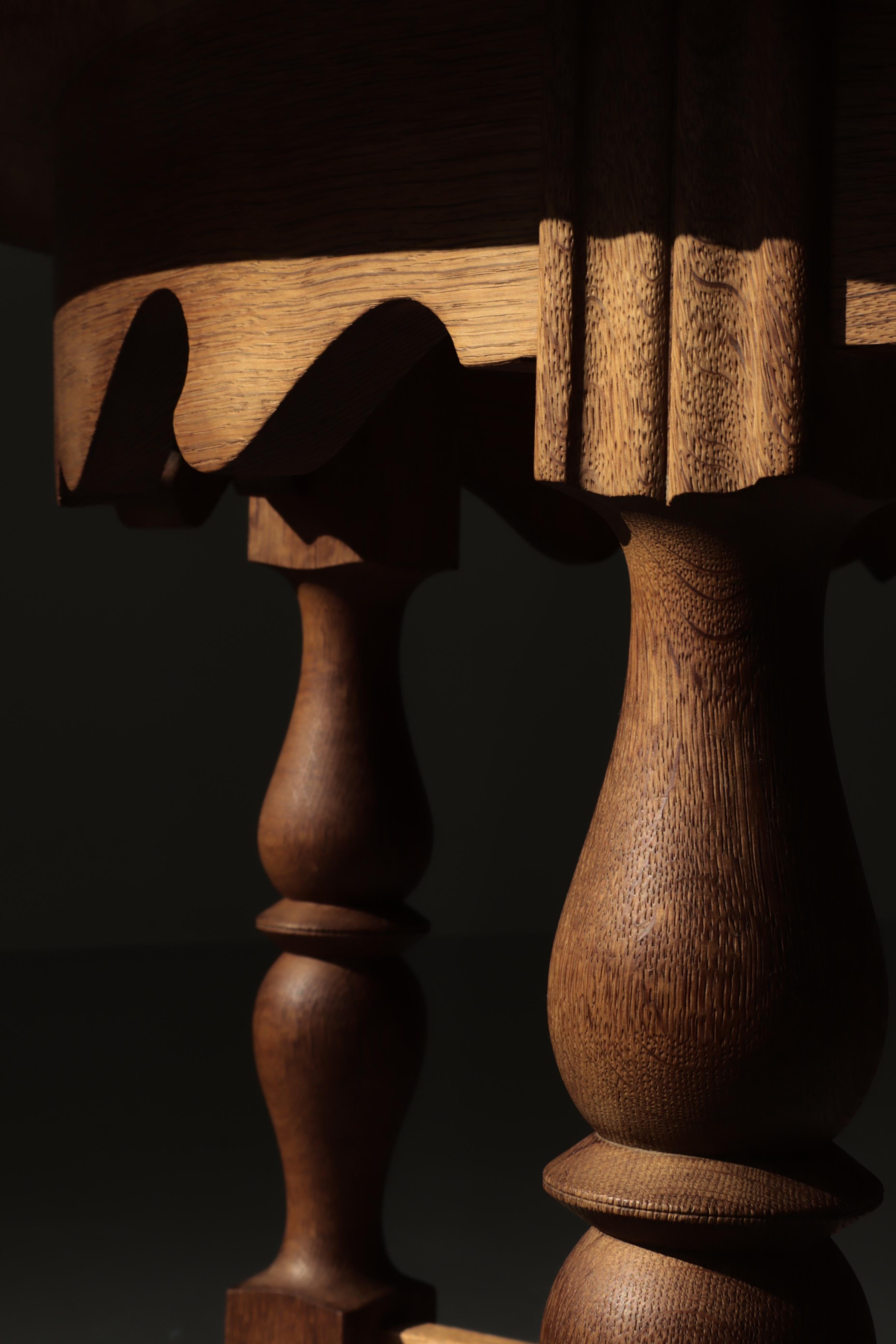 Tavolino rotondo in rovere massiccio segato a quarto con bellissime venature del legno. Il tavolo è stato realizzato in Danimarca negli anni '60 ed è attribuito a Henning Kjærnulf. Il tavolo è solido e robusto e mescola virtù moderne con accenni