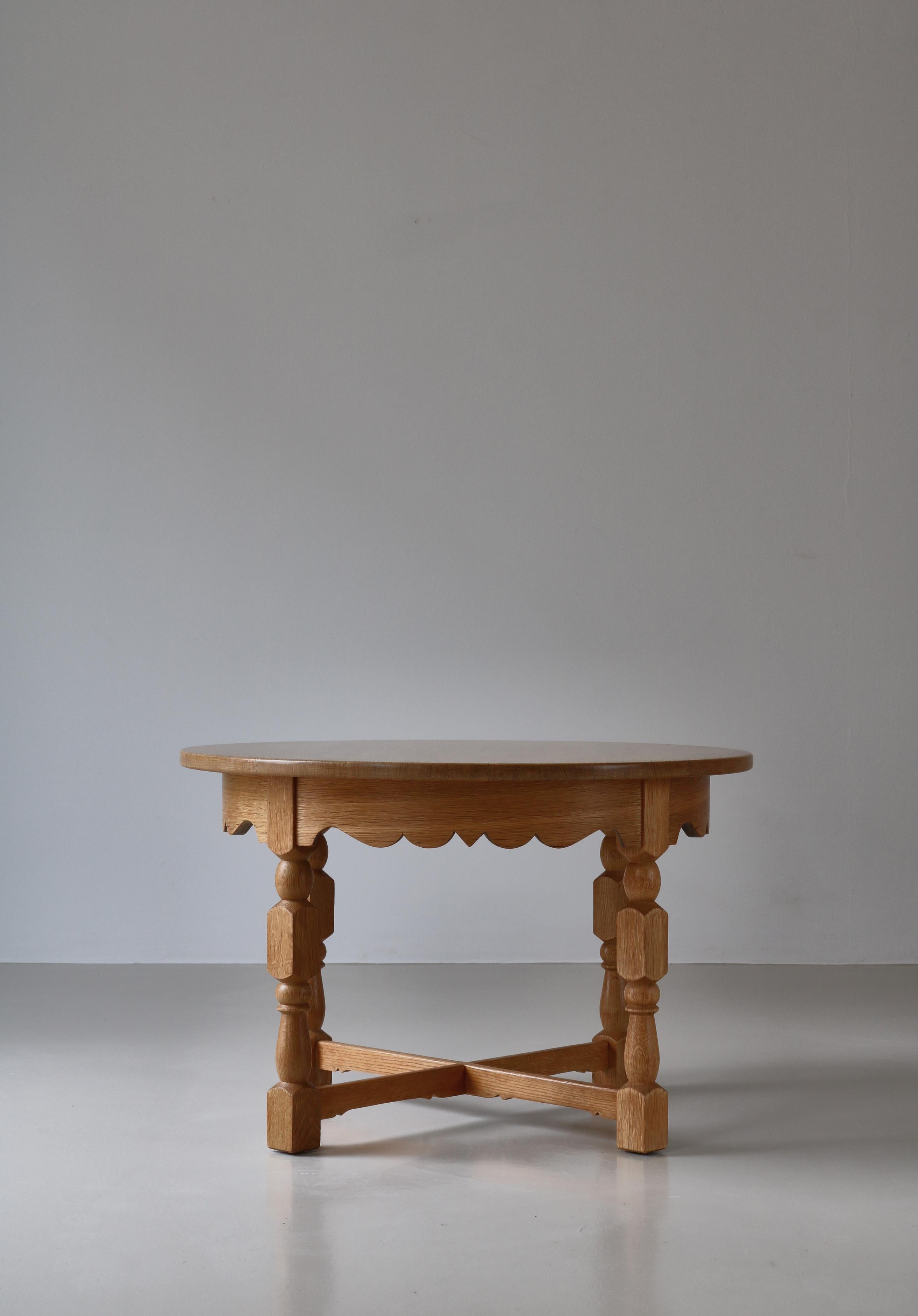 Table d'appoint ronde en Oak Oak scié par Henry Kjærnulf, années 1960, Danemark Bon état - En vente à Odense, DK