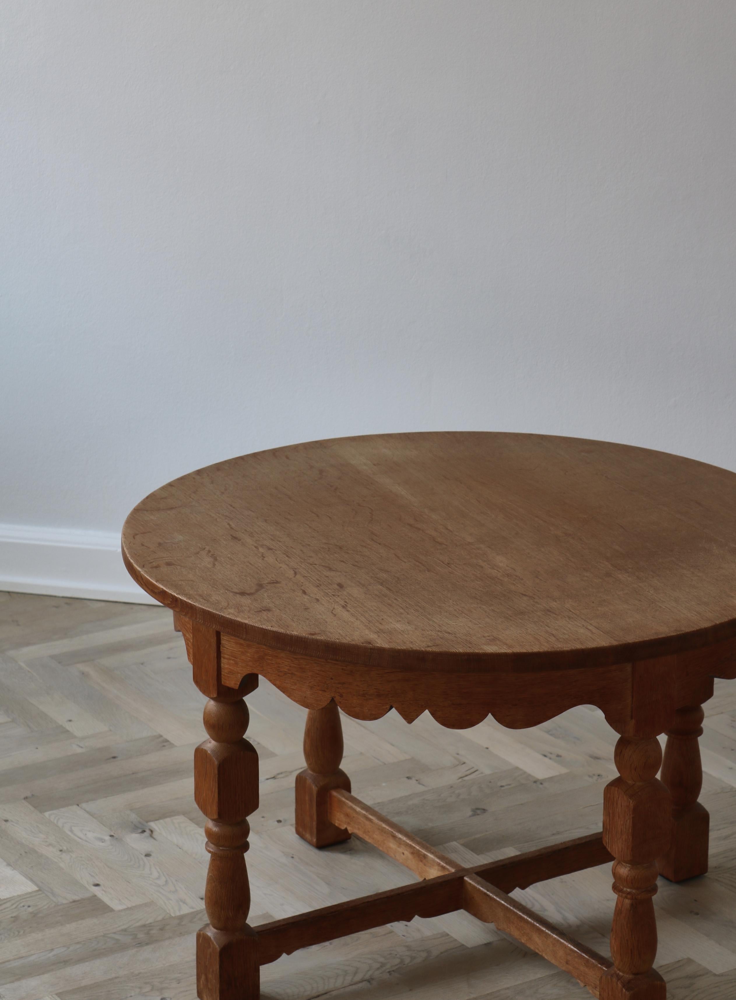 Round Side Table in Quartersawn Oak by Henry Kjærnulf, 1960s, Denmark In Good Condition In Odense, DK