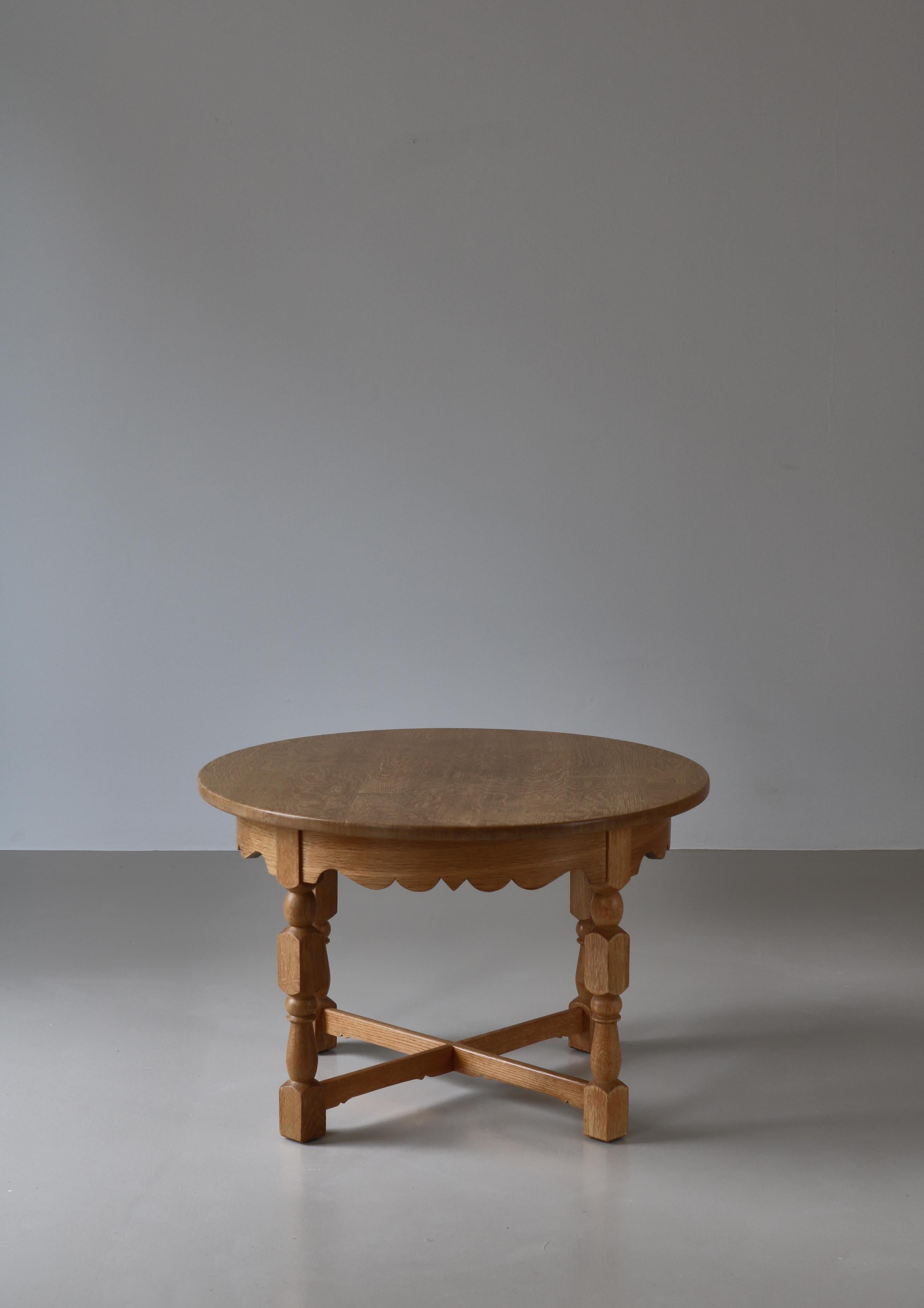 Table d'appoint ronde en Oak Oak scié par Henry Kjærnulf, années 1960, Danemark en vente 1