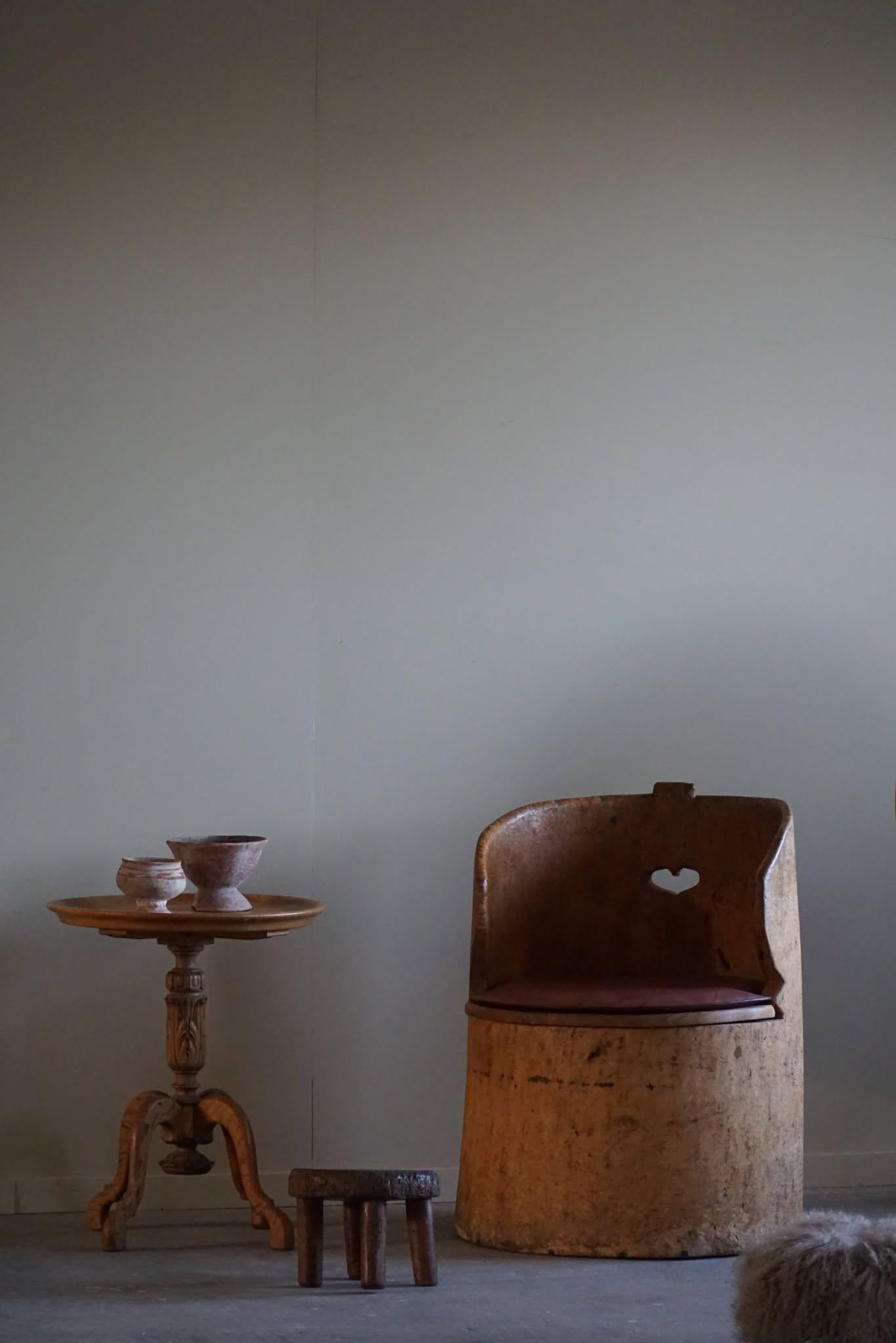 A round side table crafted in solid oak, showcasing Danish Jugendstil (Art Nouveau) design from the 1930s. The table features clean lines and organic curves, characteristic of the style, with sturdy craftsmanship and timeless elegance.

This piece