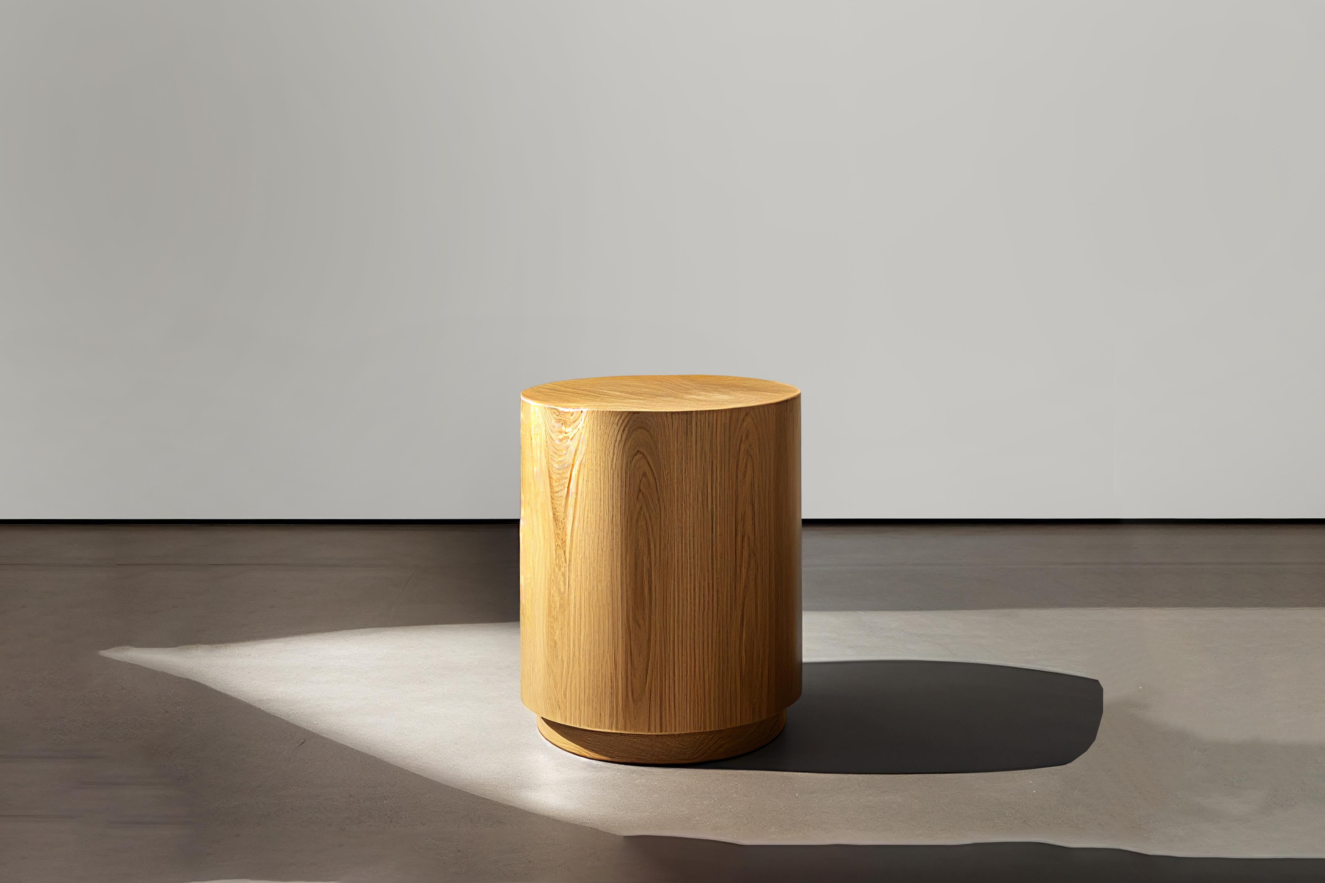 Una mesa auxiliar brutalista hecha de mdf de primera calidad con un bonito acabado de chapa de madera. 
Todas las piezas están recubiertas de poliuretano en acabado semimate. 

La robustez de la construcción y la excepcional artesanía de cada mueble