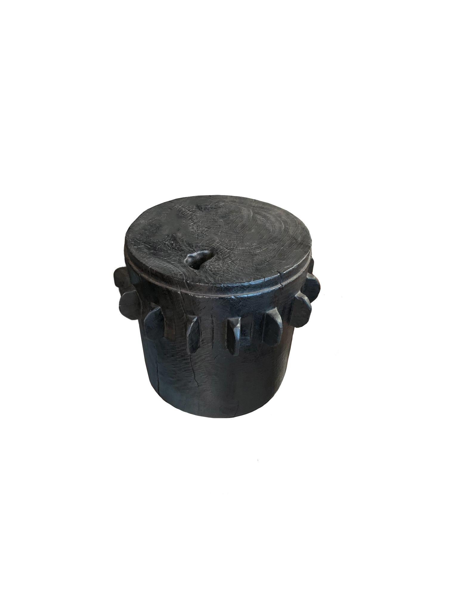 Organique Table d'appoint ronde, roue Crusher Wheel en canne à sucre, bois de Mango et finition brûlée en vente