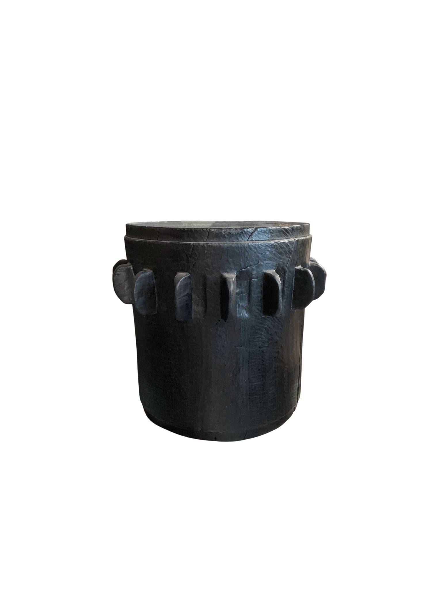 Indonésien Table d'appoint ronde, roue Crusher Wheel en canne à sucre, bois de Mango et finition brûlée en vente