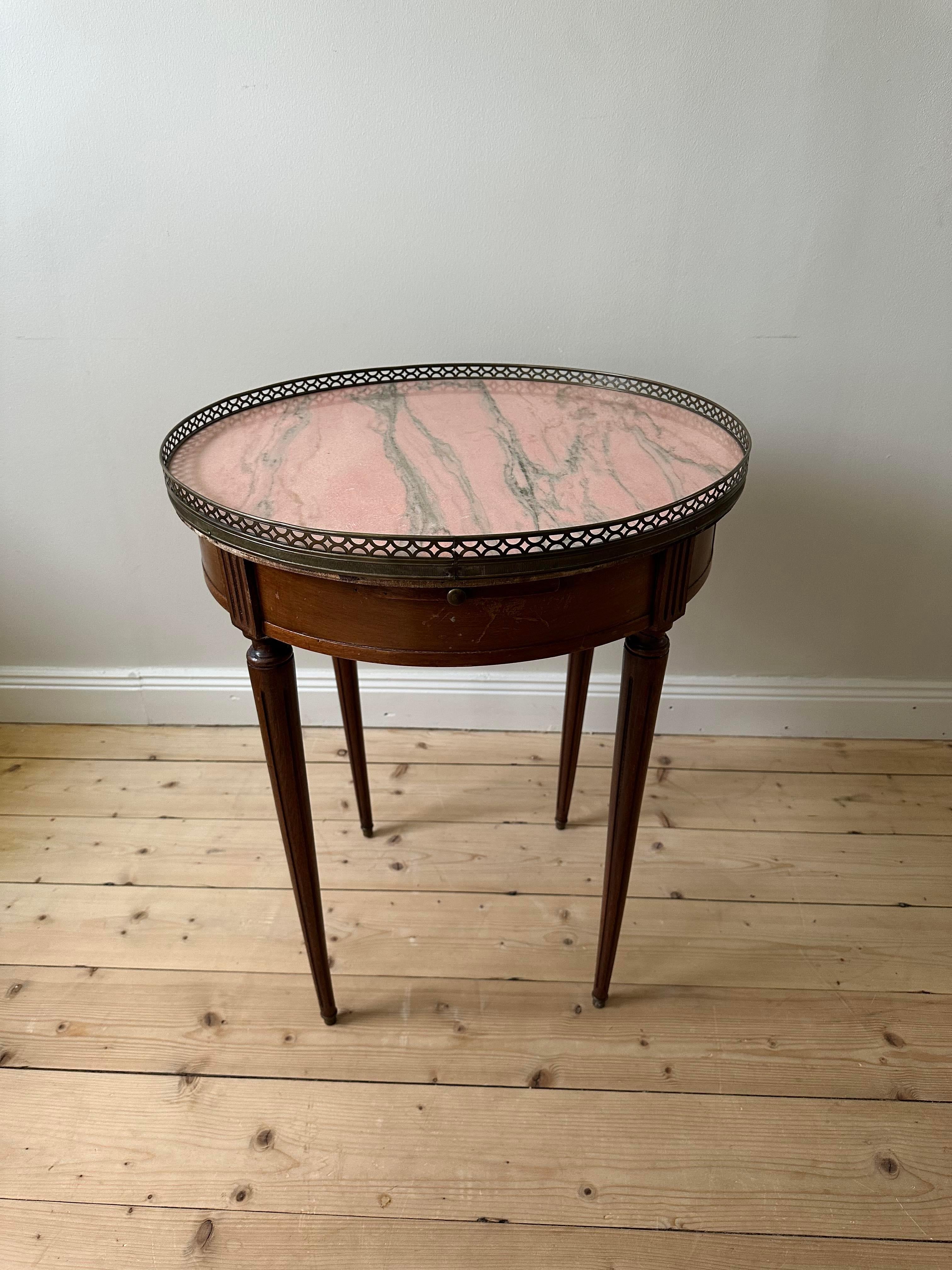Beautiful round side table in 