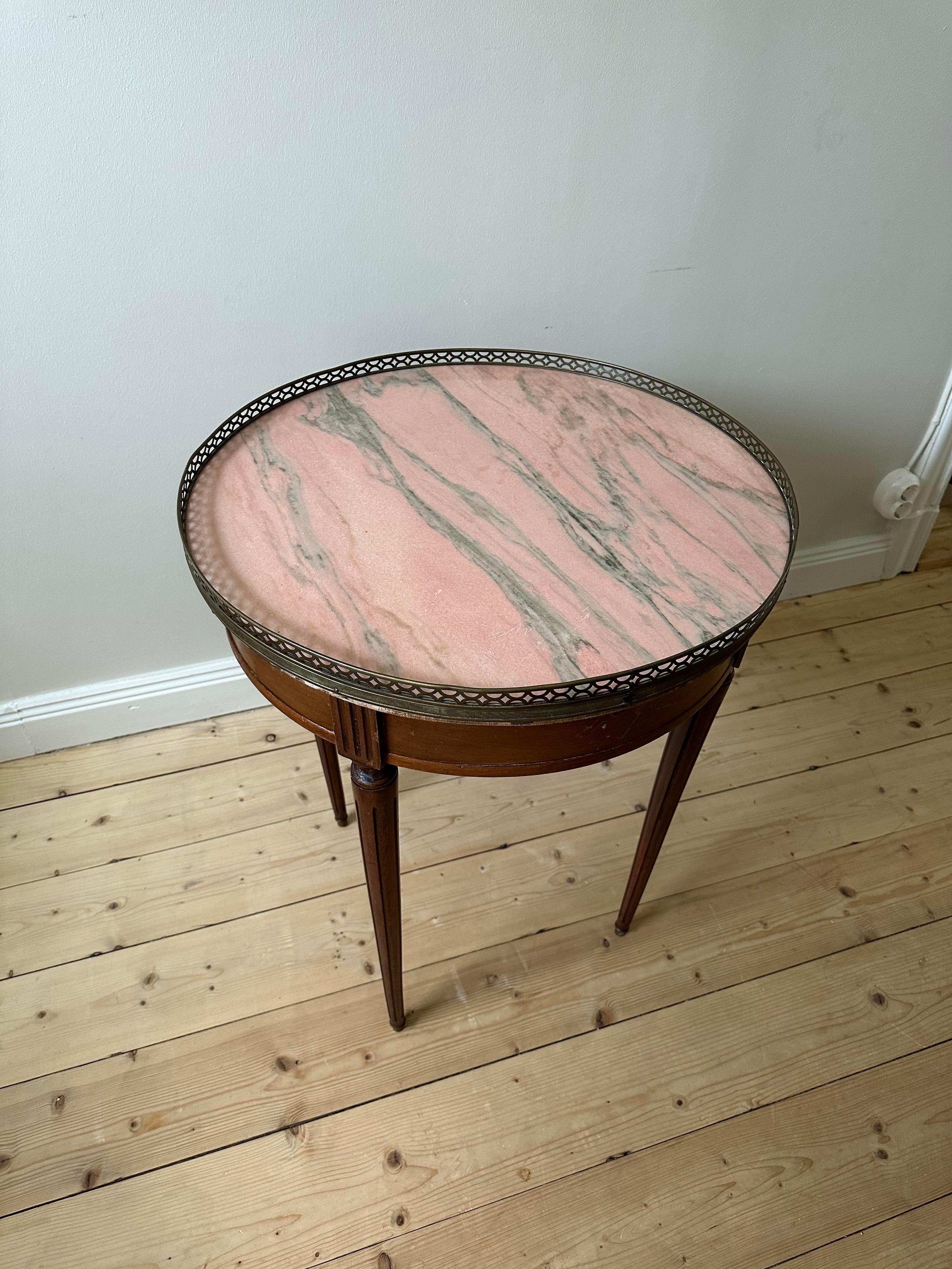 Fin du XIXe siècle Table d'appoint ronde avec marbre rose