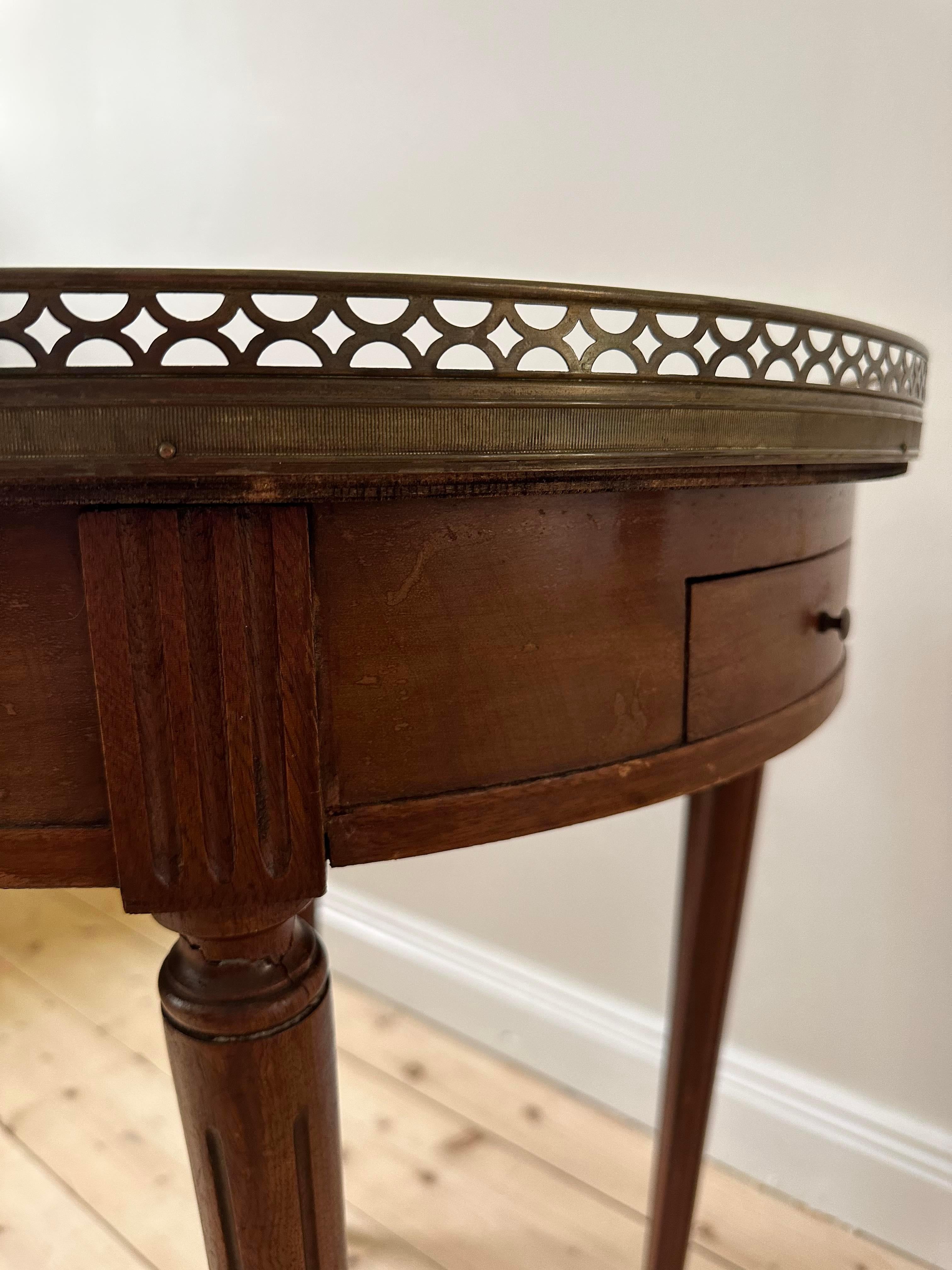 Late 19th Century Round side table with pink marble For Sale