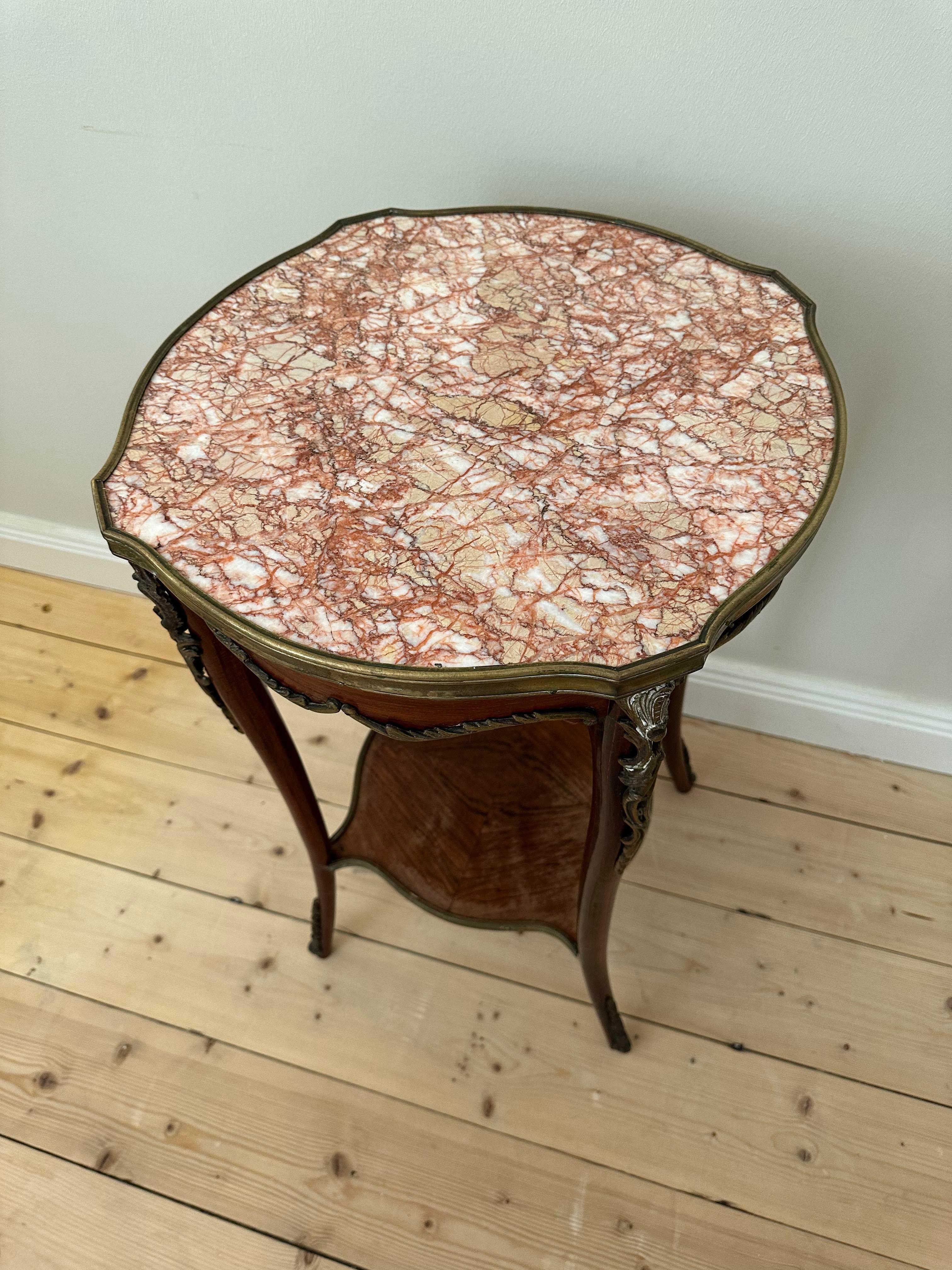 Round side table with red/white/beige marble For Sale 1