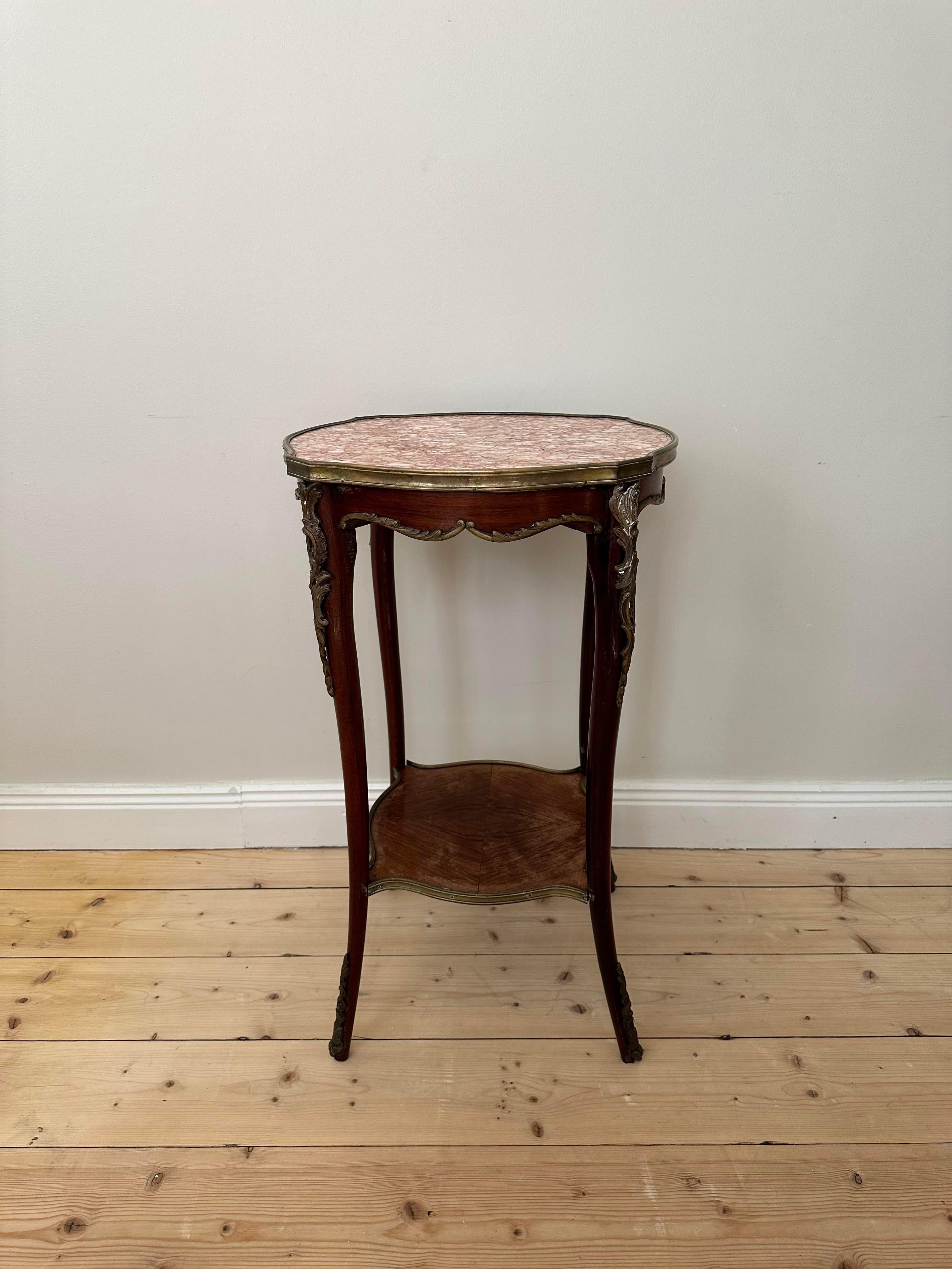 Round side table with red/white/beige marble For Sale 2