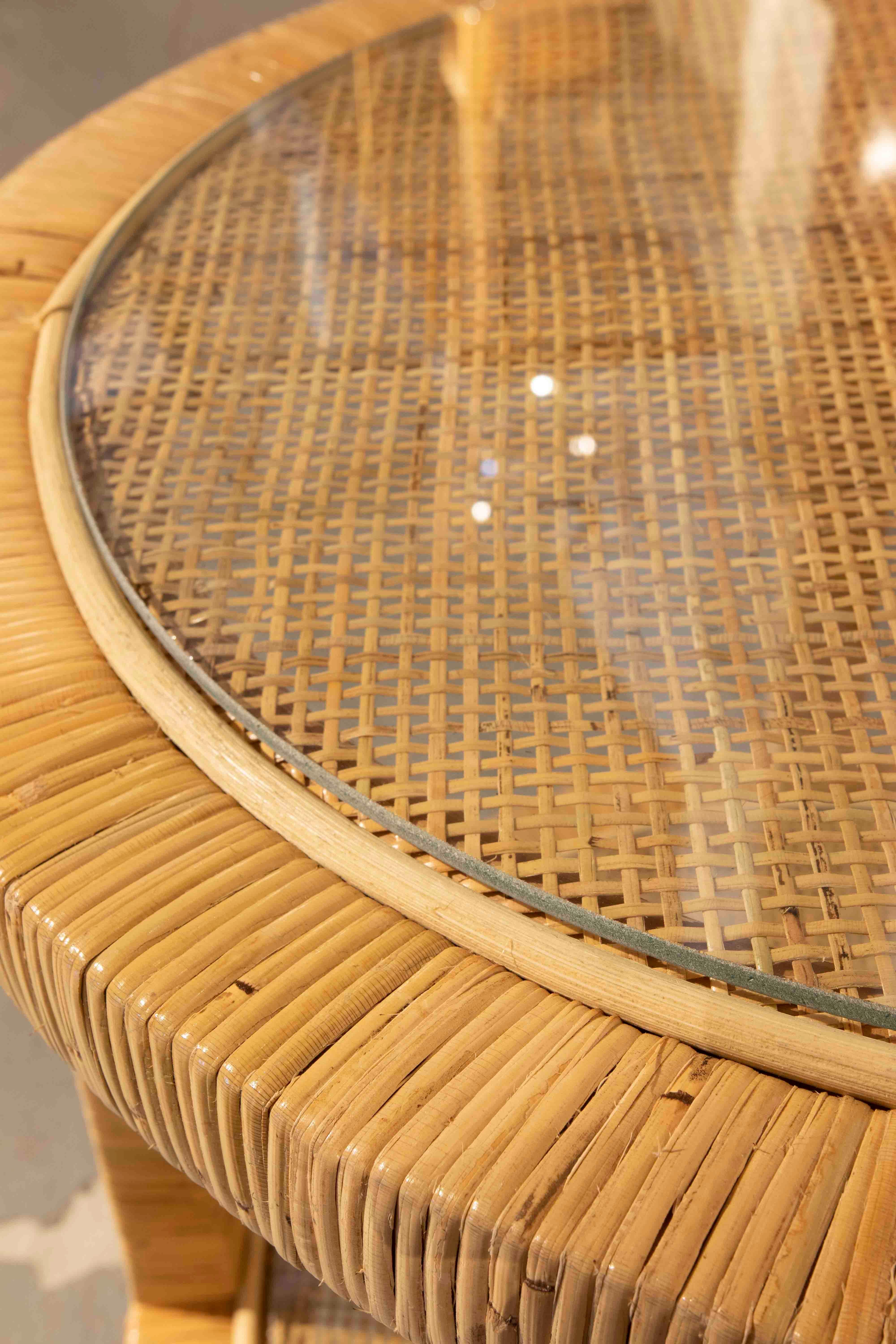 Table d'appoint ronde avec cadre en bois et plateau en rotin avec plateau en verre en vente 4