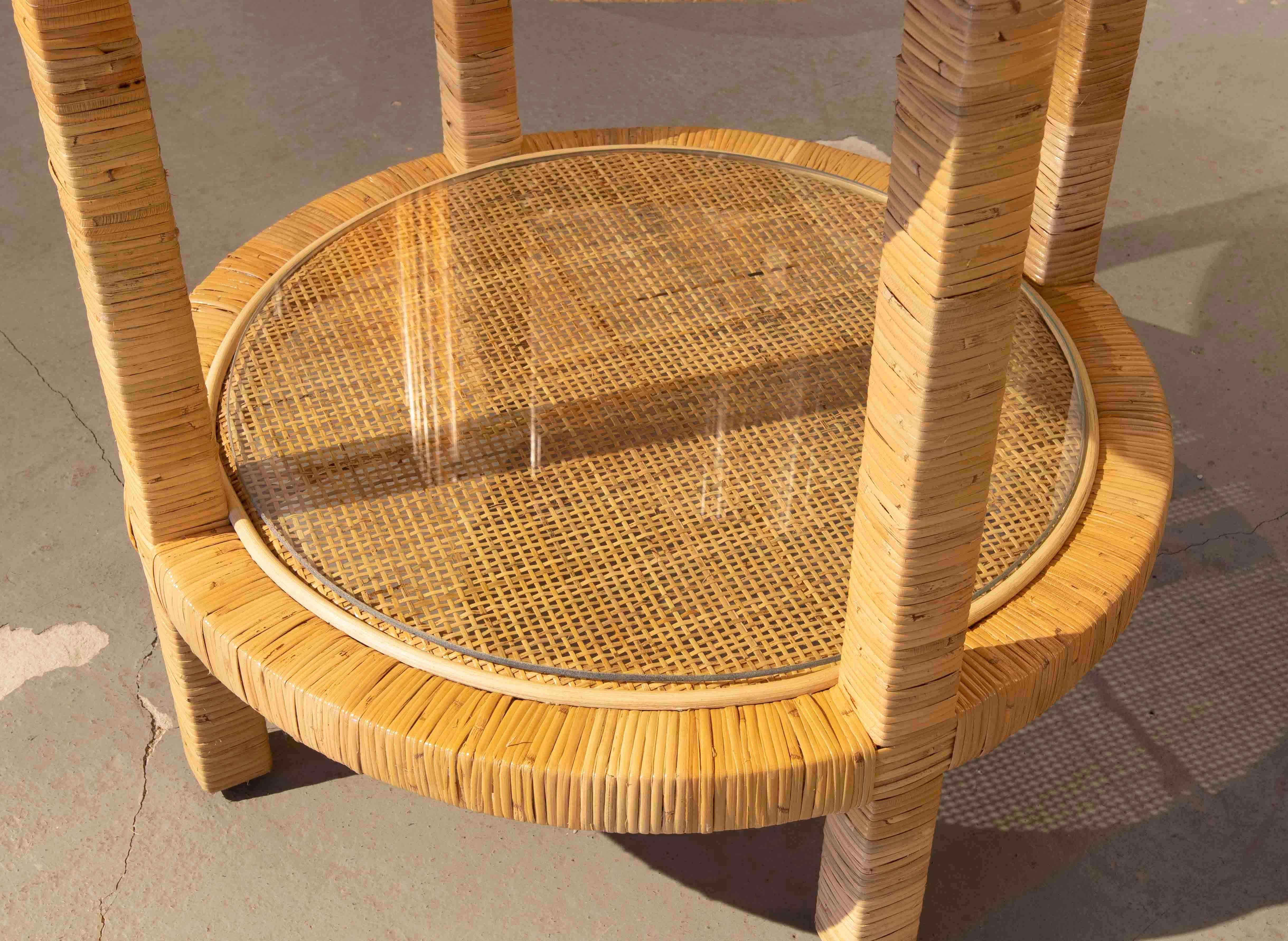 Table d'appoint ronde avec cadre en bois et plateau en rotin avec plateau en verre en vente 5