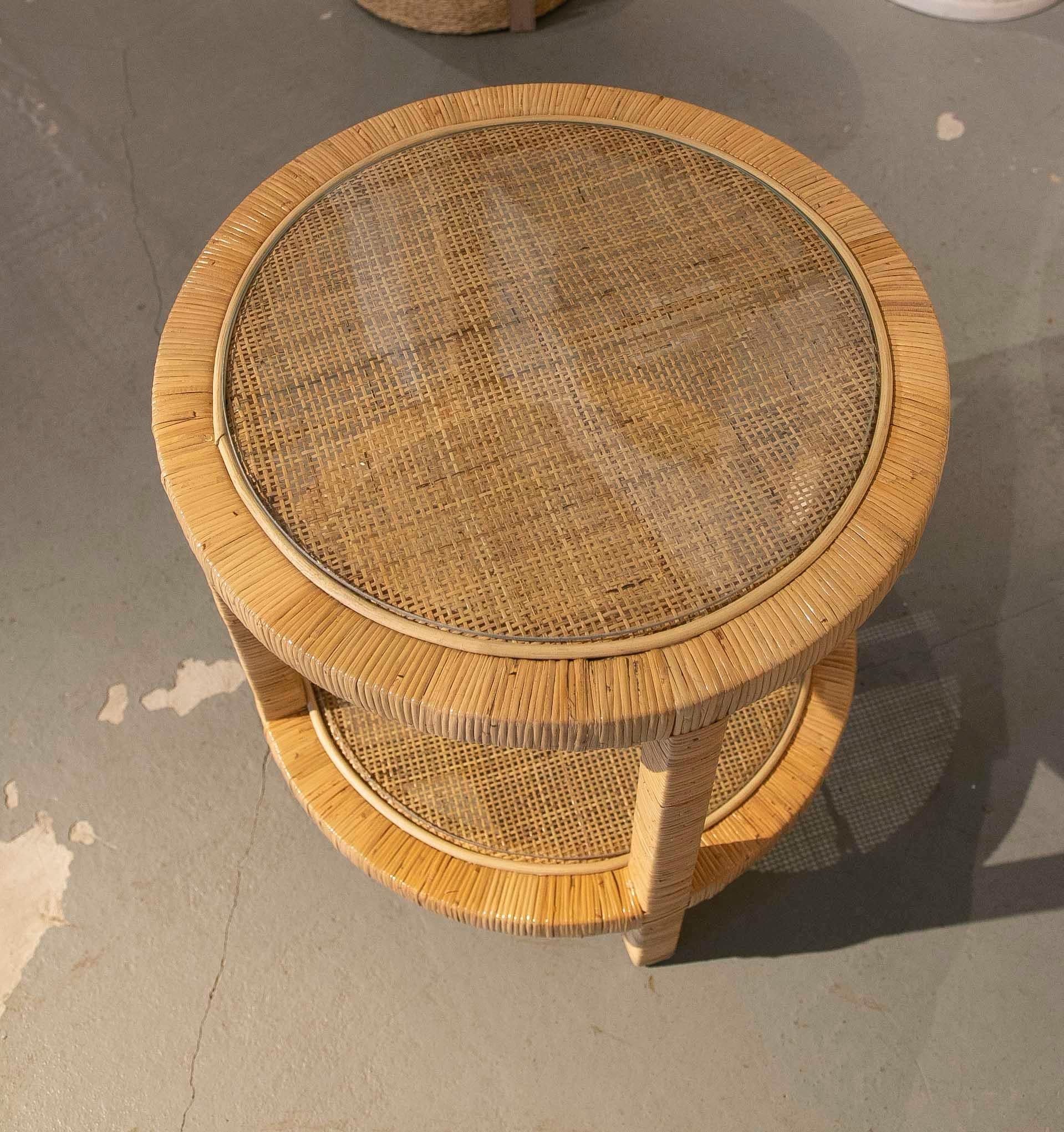 Table d'appoint ronde avec cadre en bois et plateau en rotin avec plateau en verre en vente 9