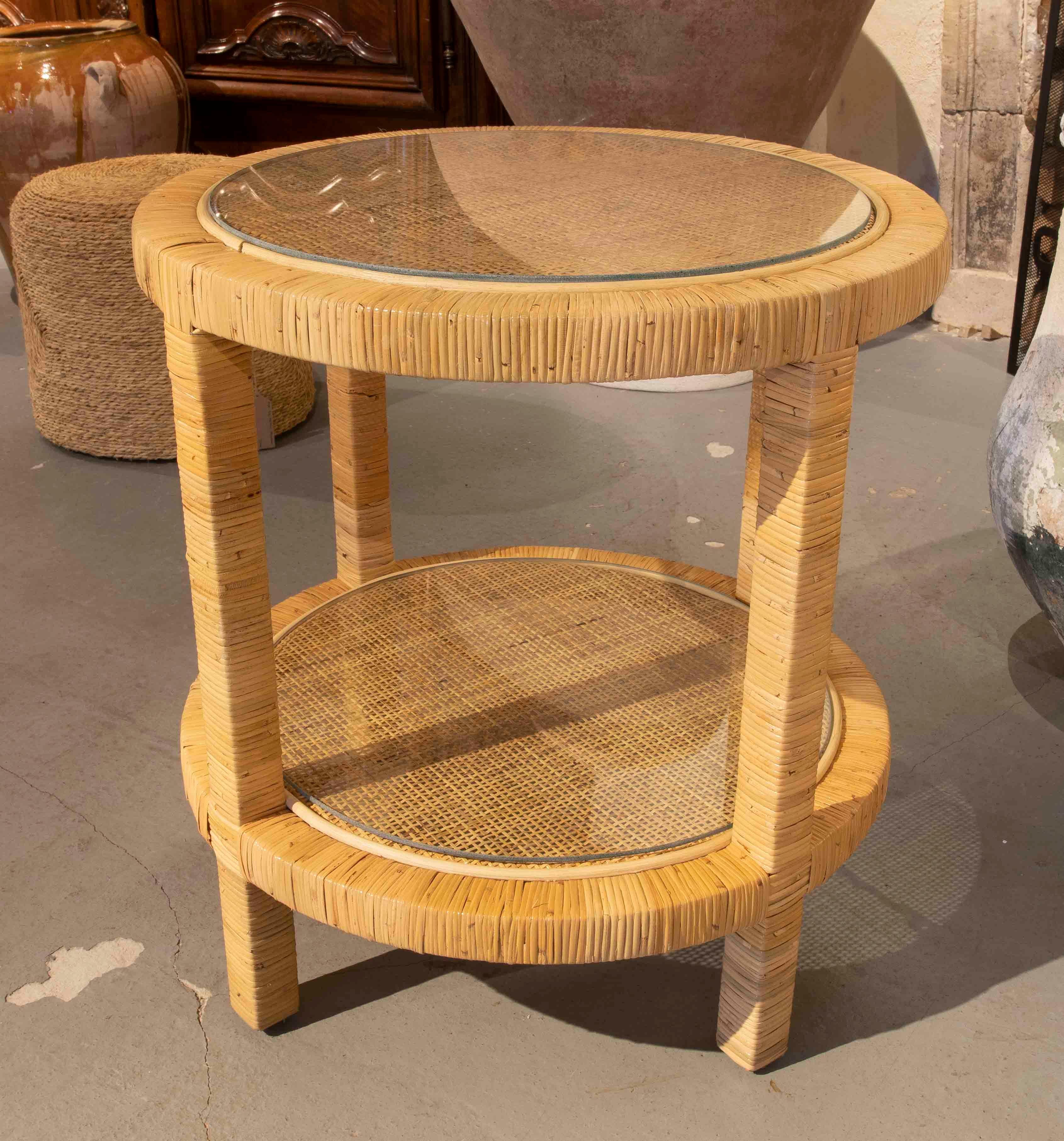 Round Side Table with Wooden Frame and Rattan Top with Glass Top In Good Condition For Sale In Marbella, ES