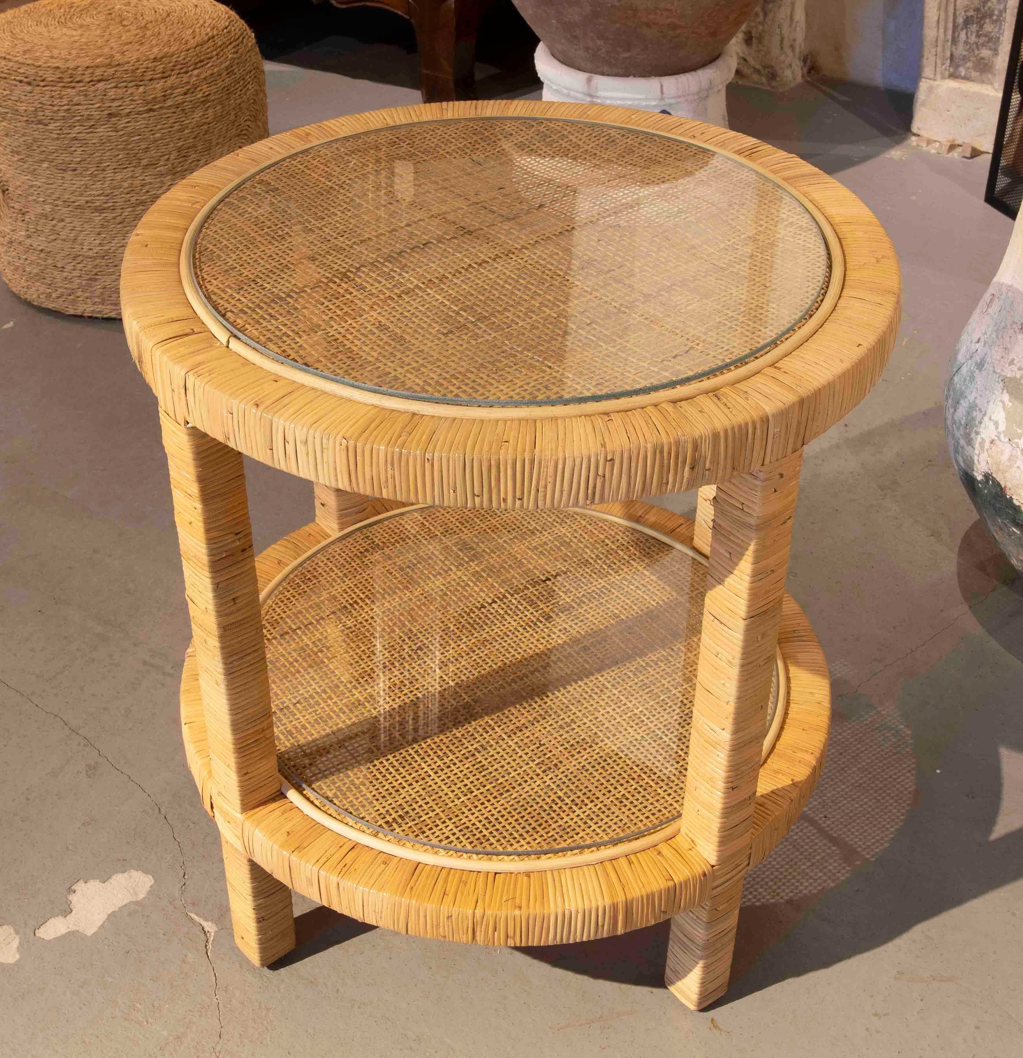 Table d'appoint ronde avec cadre en bois et plateau en rotin avec plateau en verre Bon état - En vente à Marbella, ES
