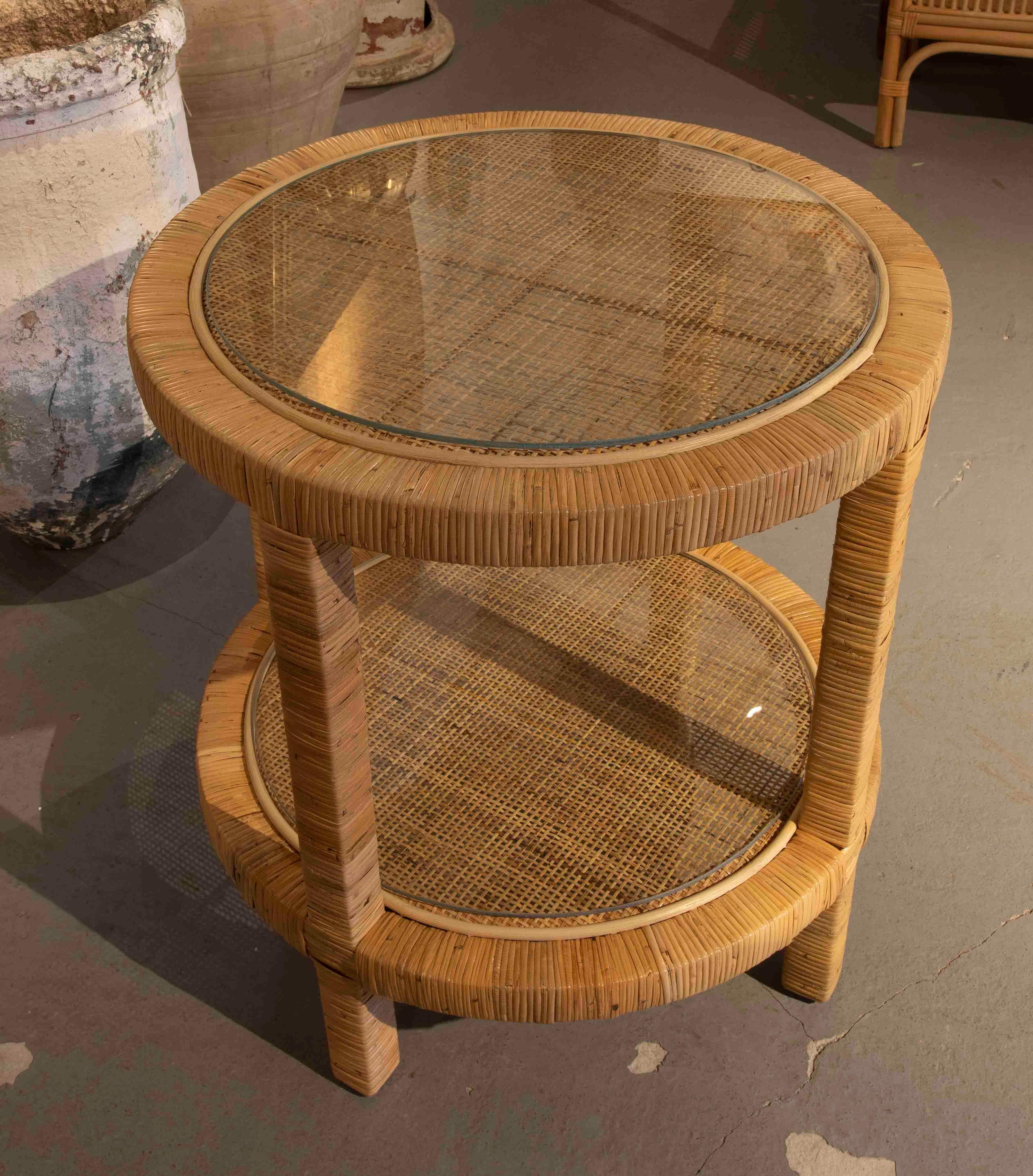 XXIe siècle et contemporain Table d'appoint ronde avec cadre en bois et plateau en rotin avec plateau en verre en vente