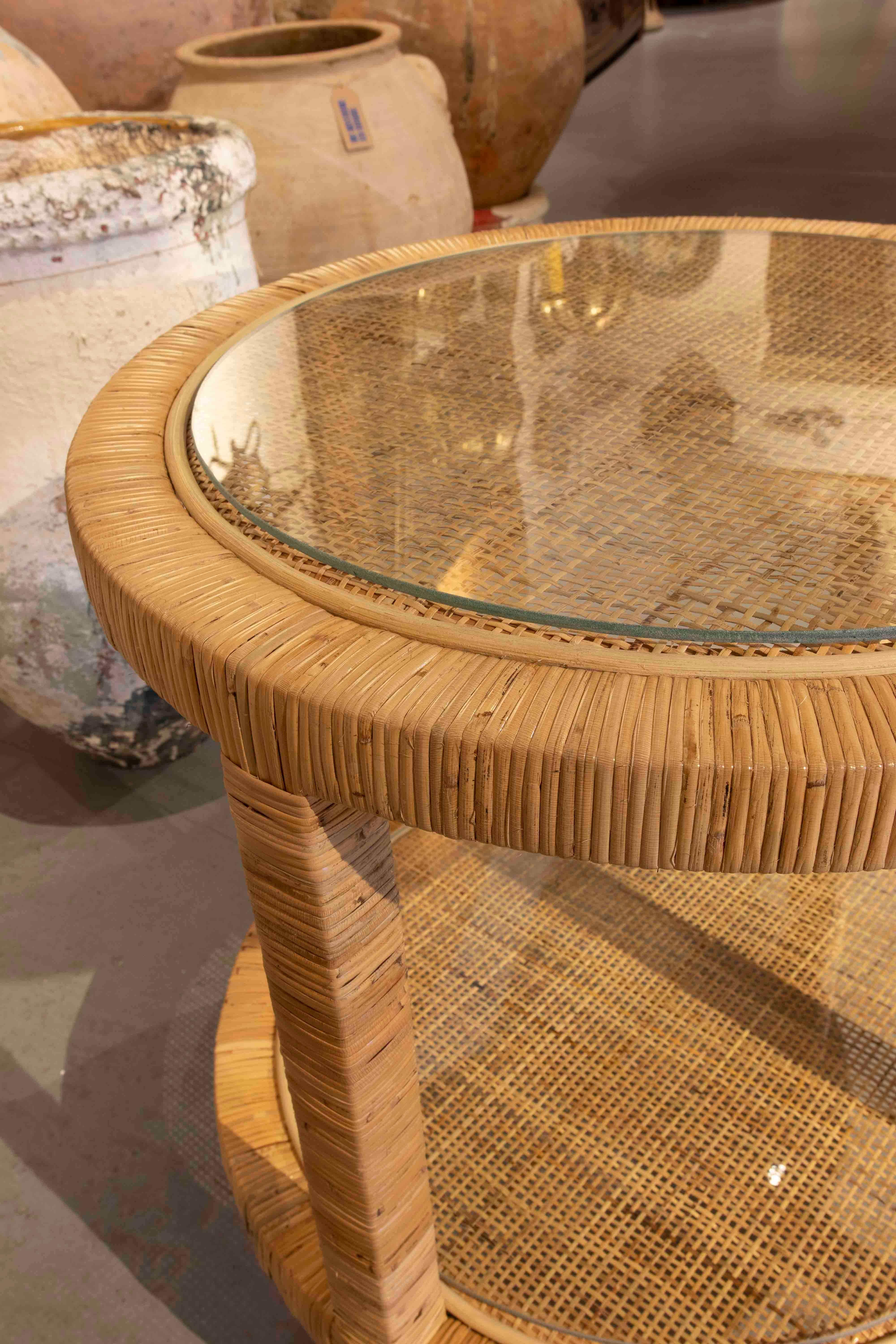 Rotin Table d'appoint ronde avec cadre en bois et plateau en rotin avec plateau en verre en vente