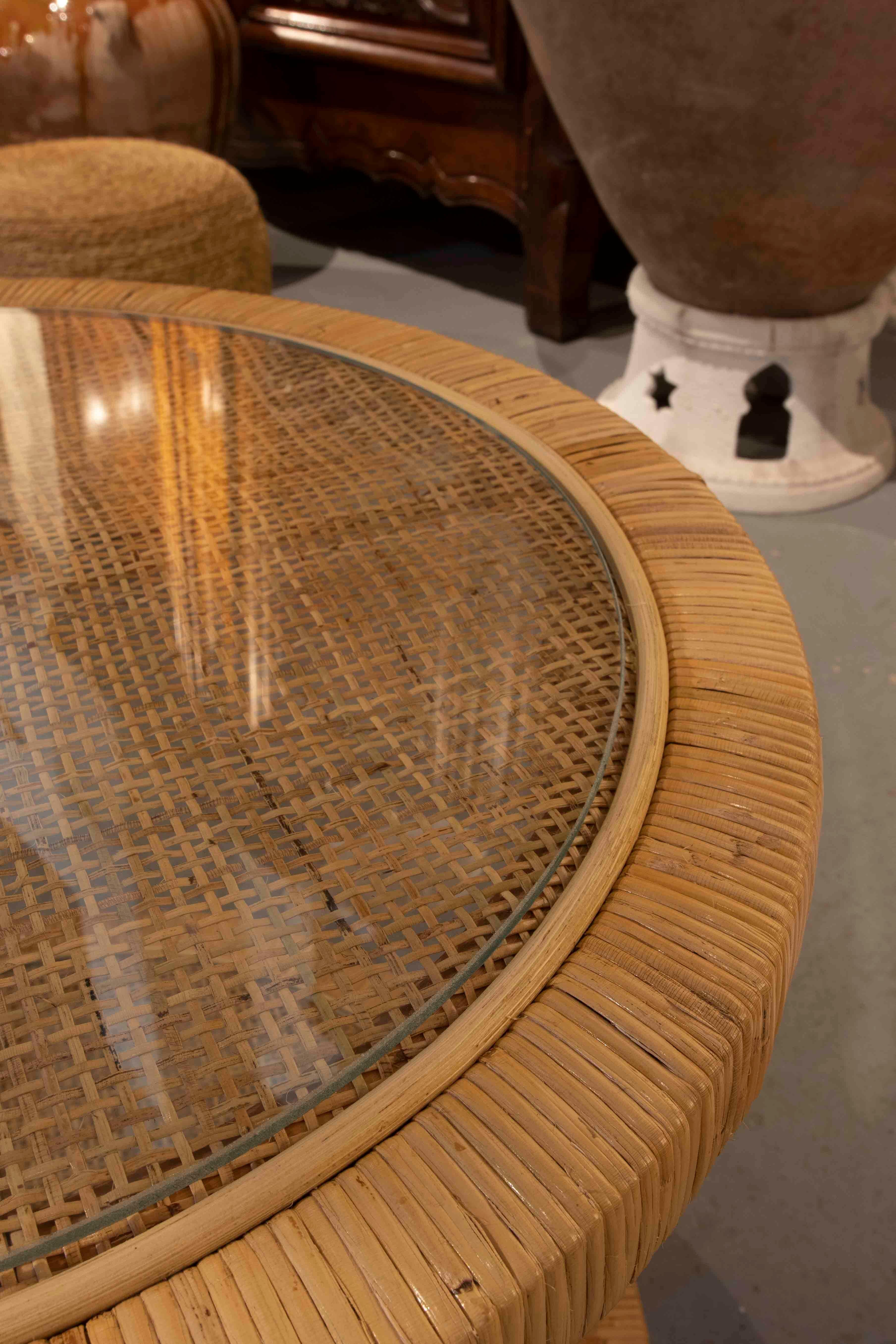Table d'appoint ronde avec cadre en bois et plateau en rotin avec plateau en verre en vente 2