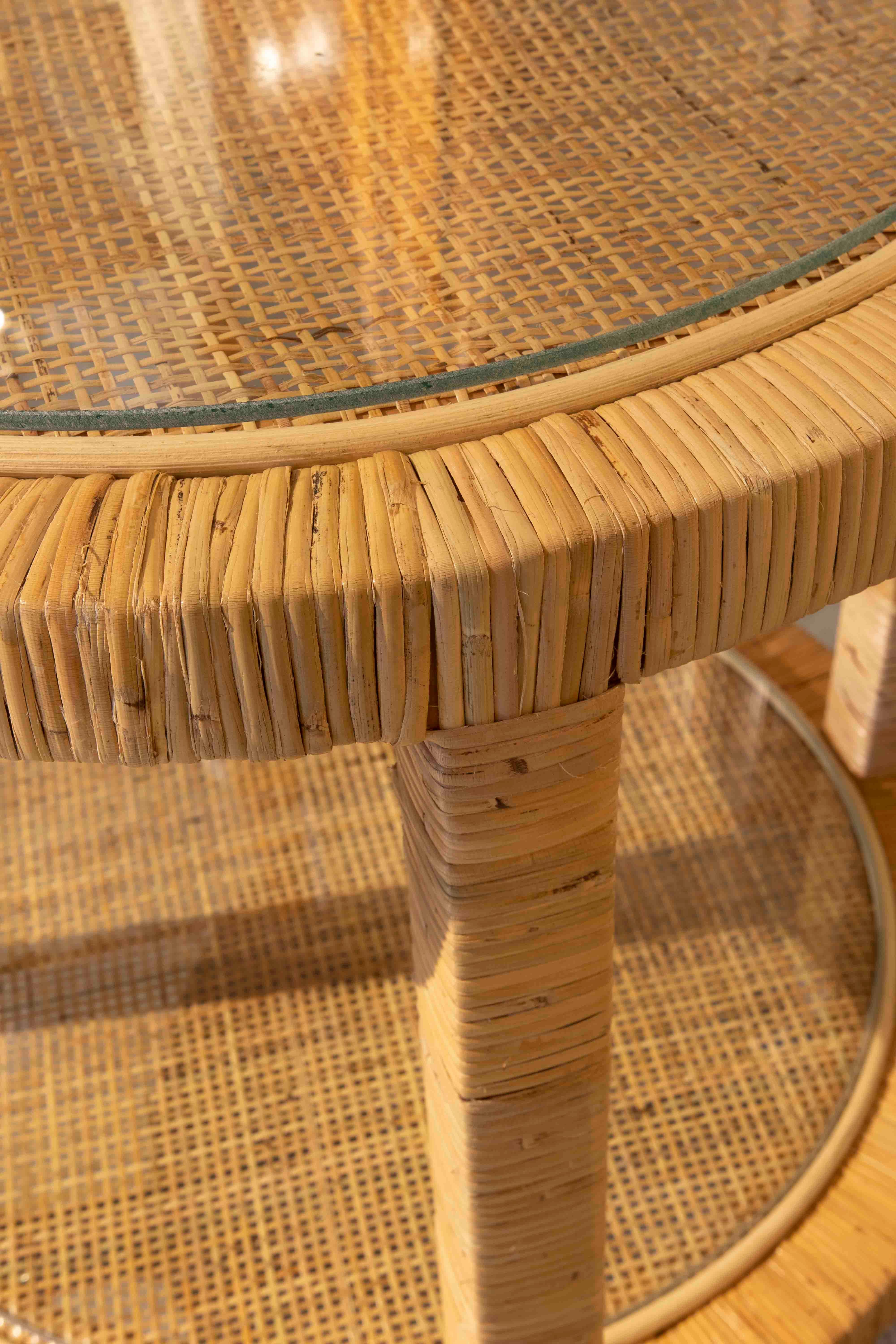 Table d'appoint ronde avec cadre en bois et plateau en rotin avec plateau en verre en vente 3