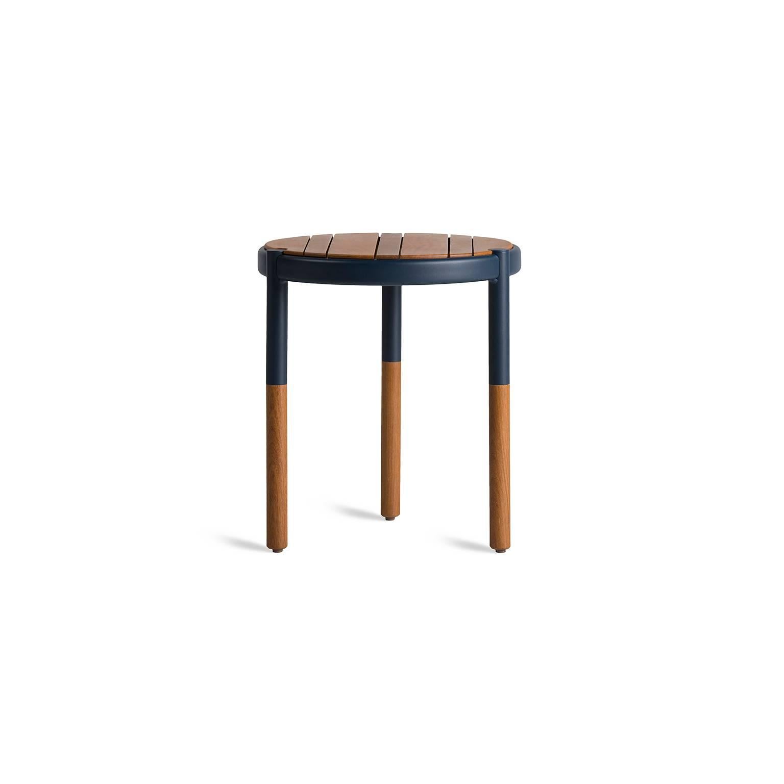Ces tables d'appoint gigognes, fabriquées en bois et en métal, sont conçues pour un usage extérieur. La table d'appoint ronde, design minimaliste pour l'extérieur est une table d'appoint qui combine une fine épaisseur de bois massif avec un corps