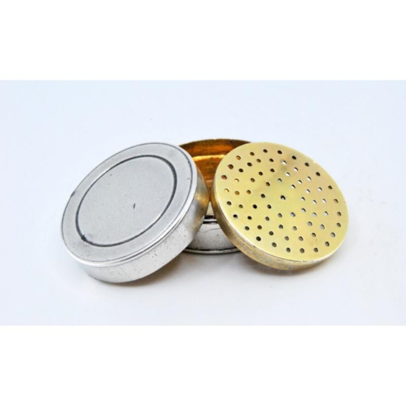 European Round silver and gold vinaigrette box from the George III period For Sale