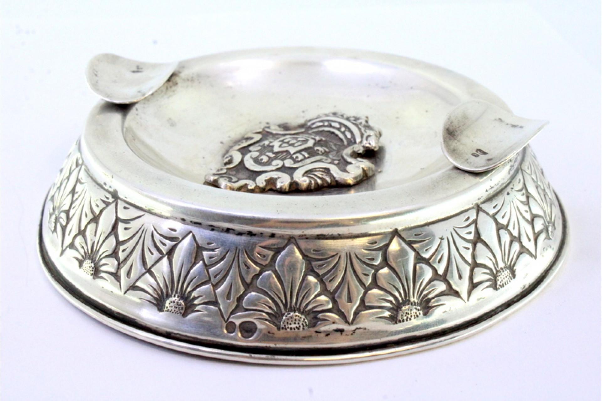Européen Round silver ashtray with central arms, frieze, and filled base en vente