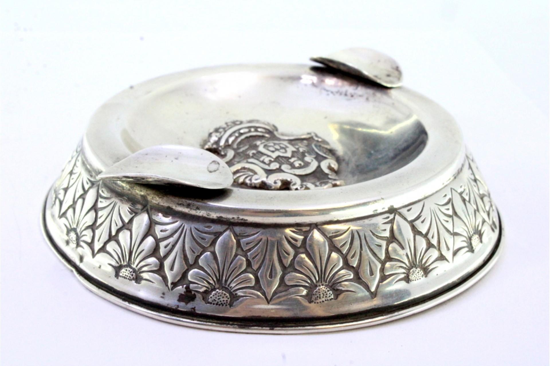 Round silver ashtray with central arms, frieze, and filled base Bon état - En vente à Porto, PT