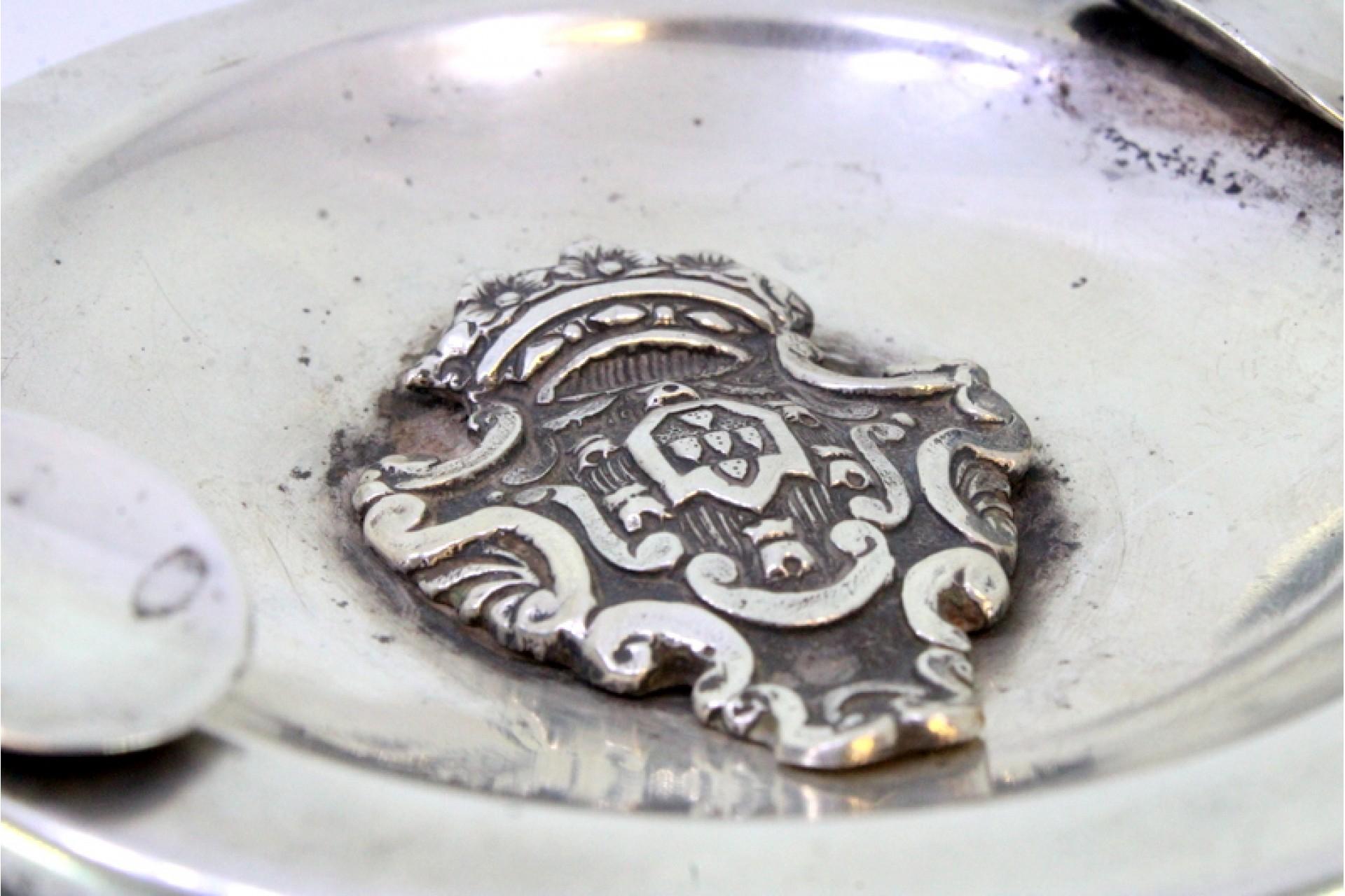 XIXe siècle Round silver ashtray with central arms, frieze, and filled base en vente