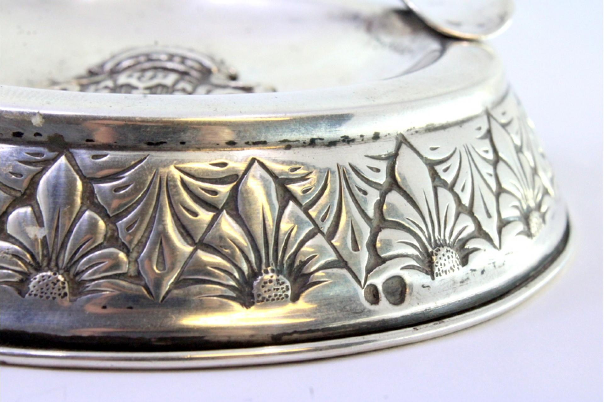 Argent Round silver ashtray with central arms, frieze, and filled base en vente