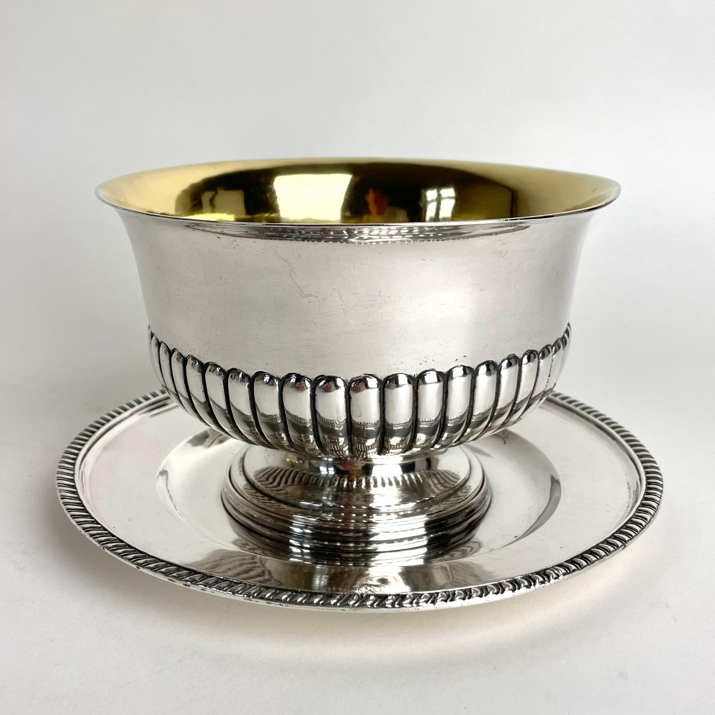 Stile impero Saucière rotonda a base staccabile in argento, con interno dorato, svedese del tardo impero del 1830. in vendita