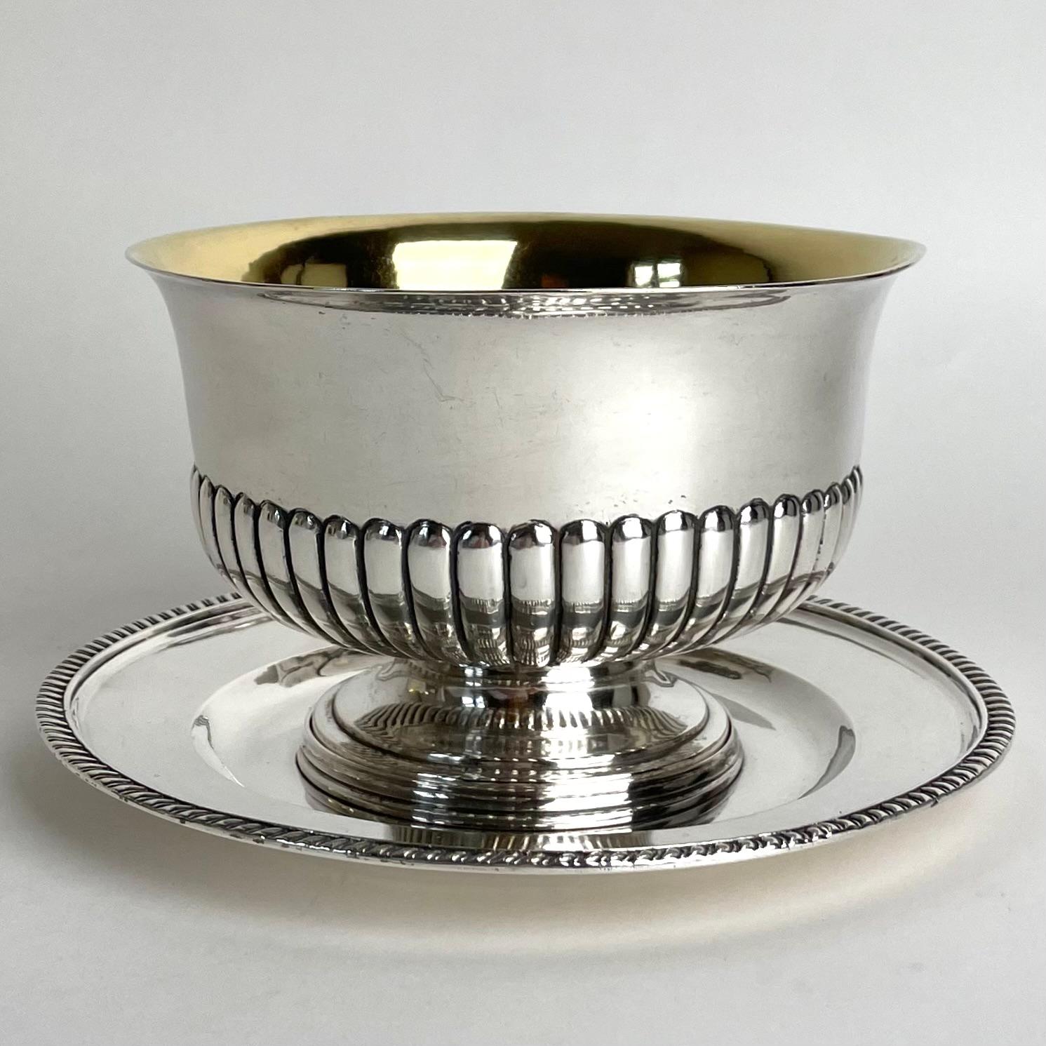 Svedese Saucière rotonda a base staccabile in argento, con interno dorato, svedese del tardo impero del 1830. in vendita