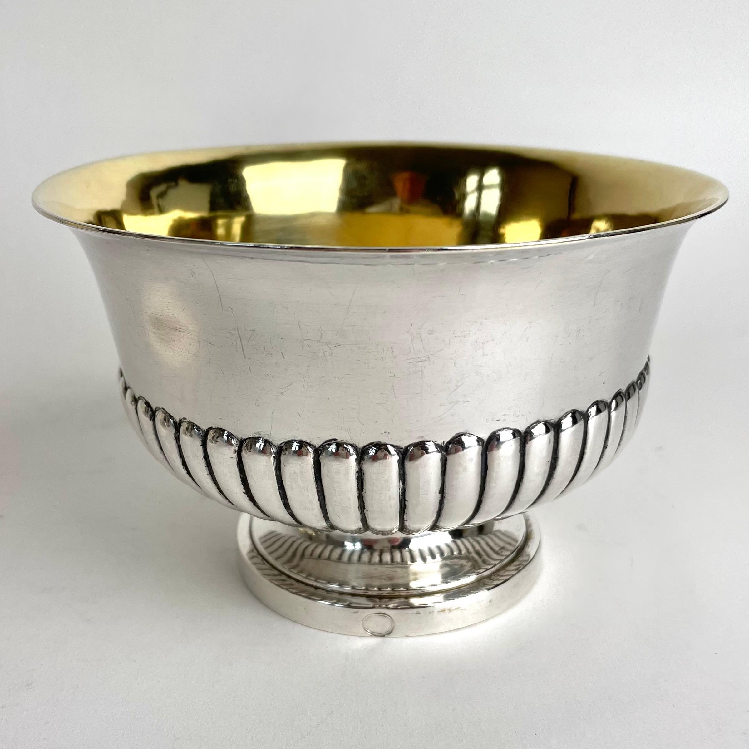 Dorato Saucière rotonda a base staccabile in argento, con interno dorato, svedese del tardo impero del 1830. in vendita