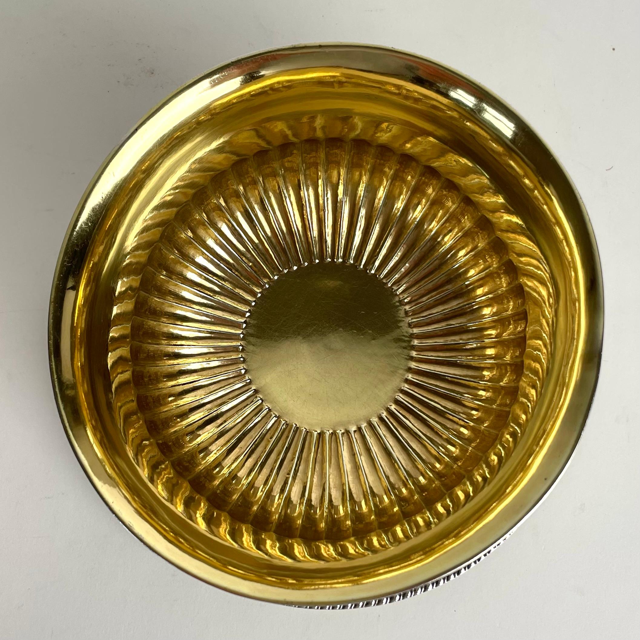 Saucière rotonda a base staccabile in argento, con interno dorato, svedese del tardo impero del 1830. In condizioni buone in vendita a Knivsta, SE