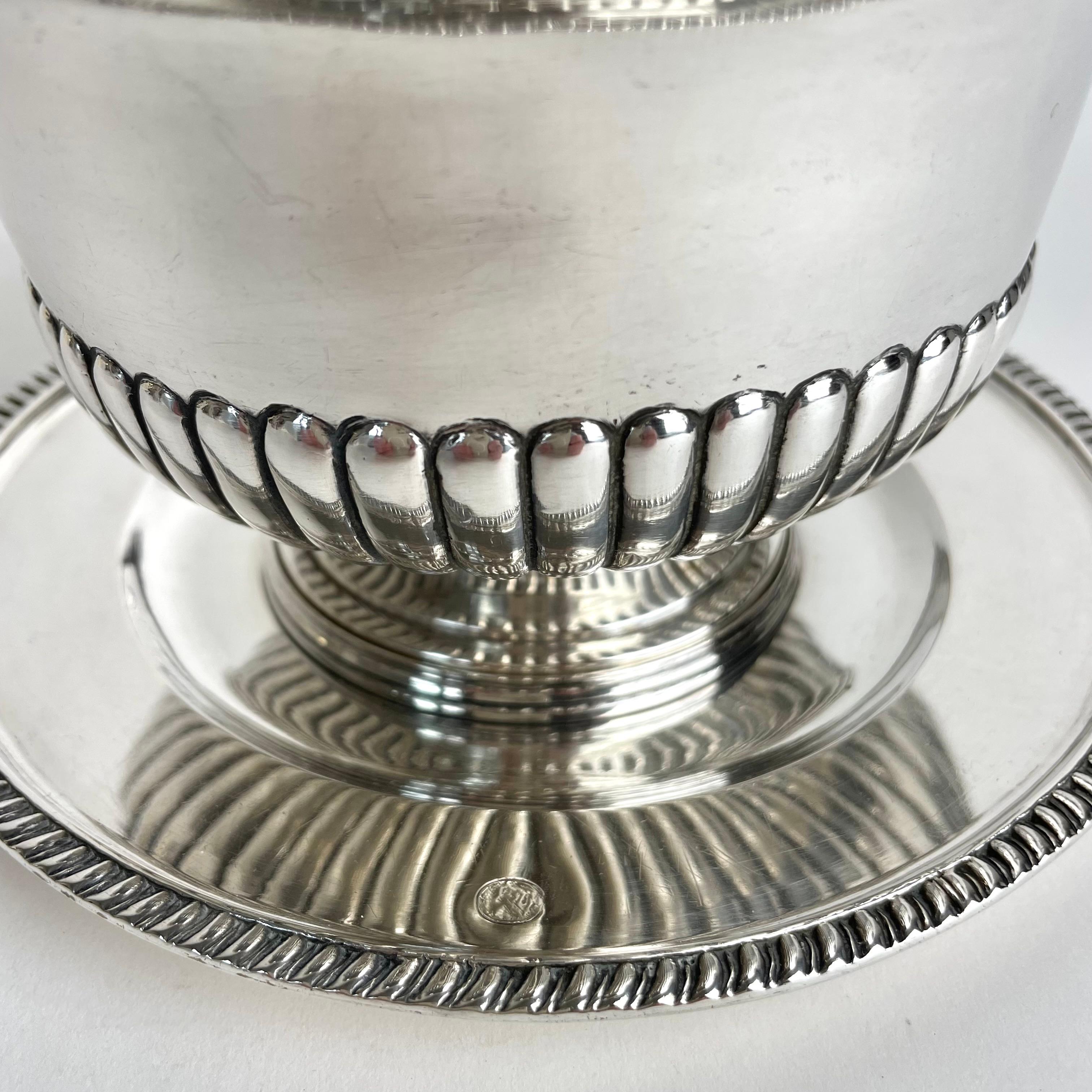 Argento Saucière rotonda a base staccabile in argento, con interno dorato, svedese del tardo impero del 1830. in vendita