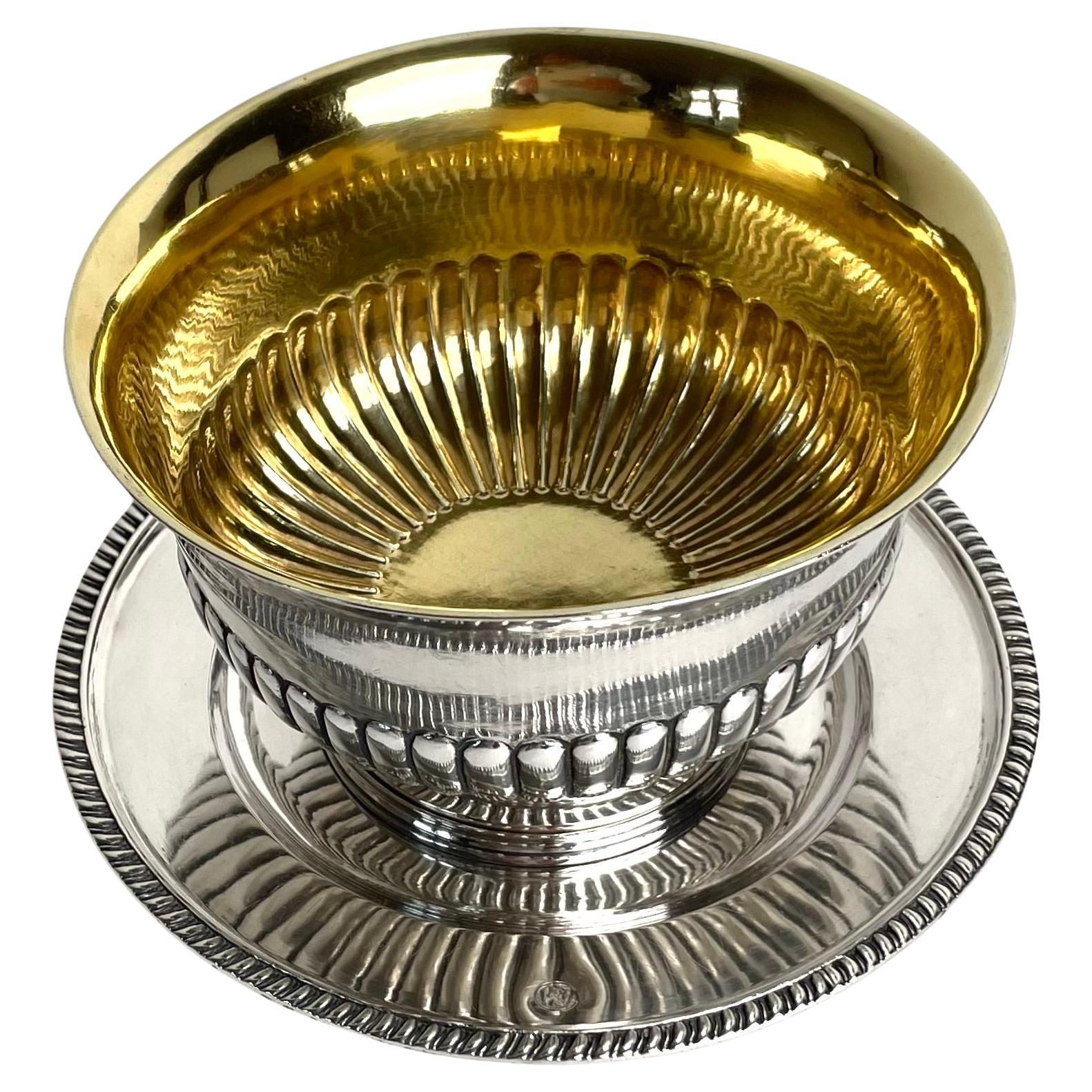 Saucière rotonda a base staccabile in argento, con interno dorato, svedese del tardo impero del 1830. in vendita