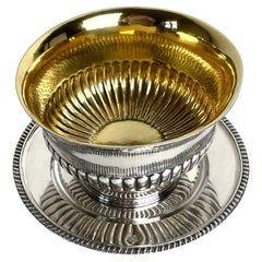 Saucière rotonda a base staccabile in argento, con interno dorato, svedese del tardo impero del 1830.
