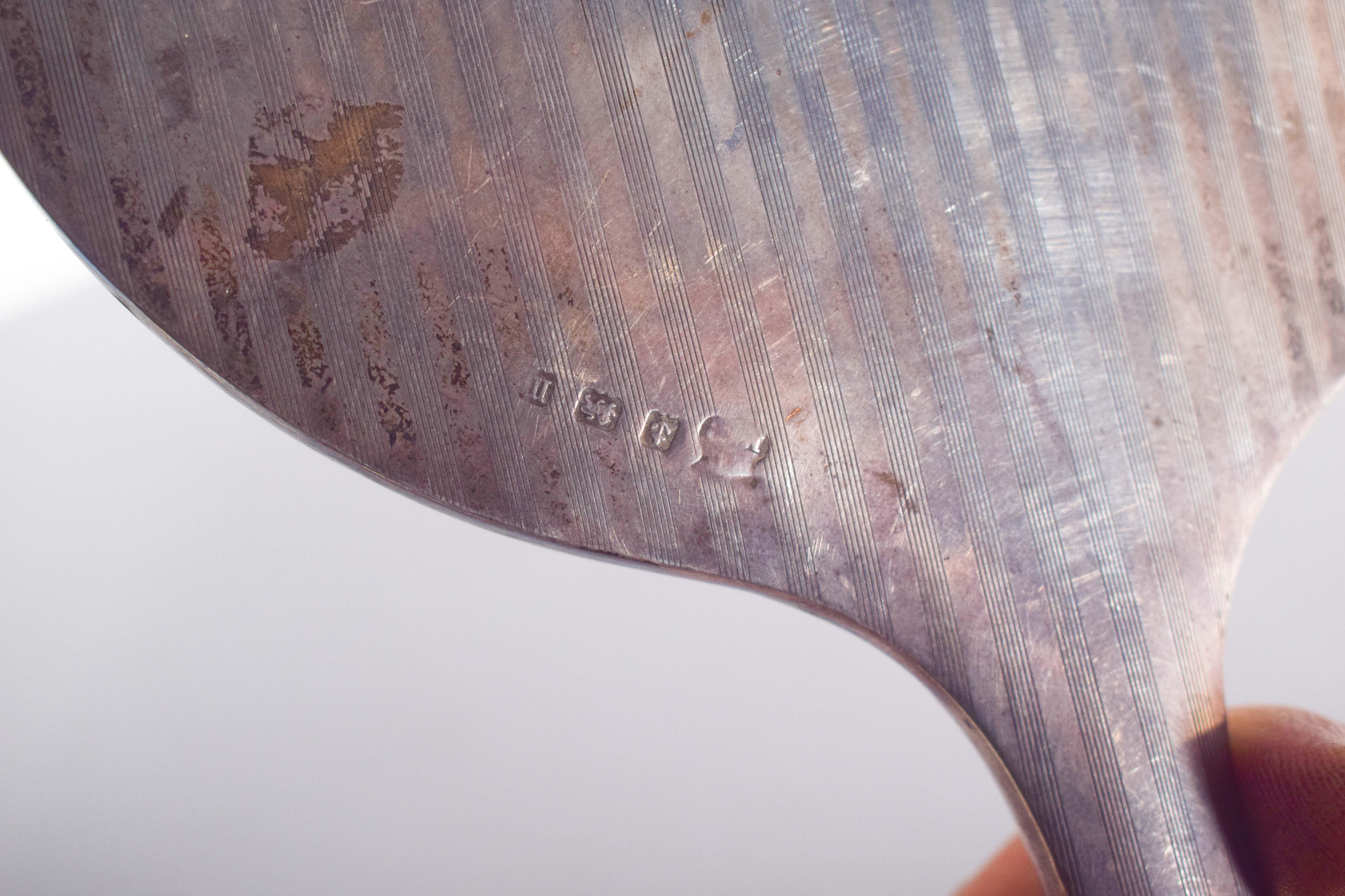 XX secolo Specchio a mano rotondo in argento dal design raffinato in vendita