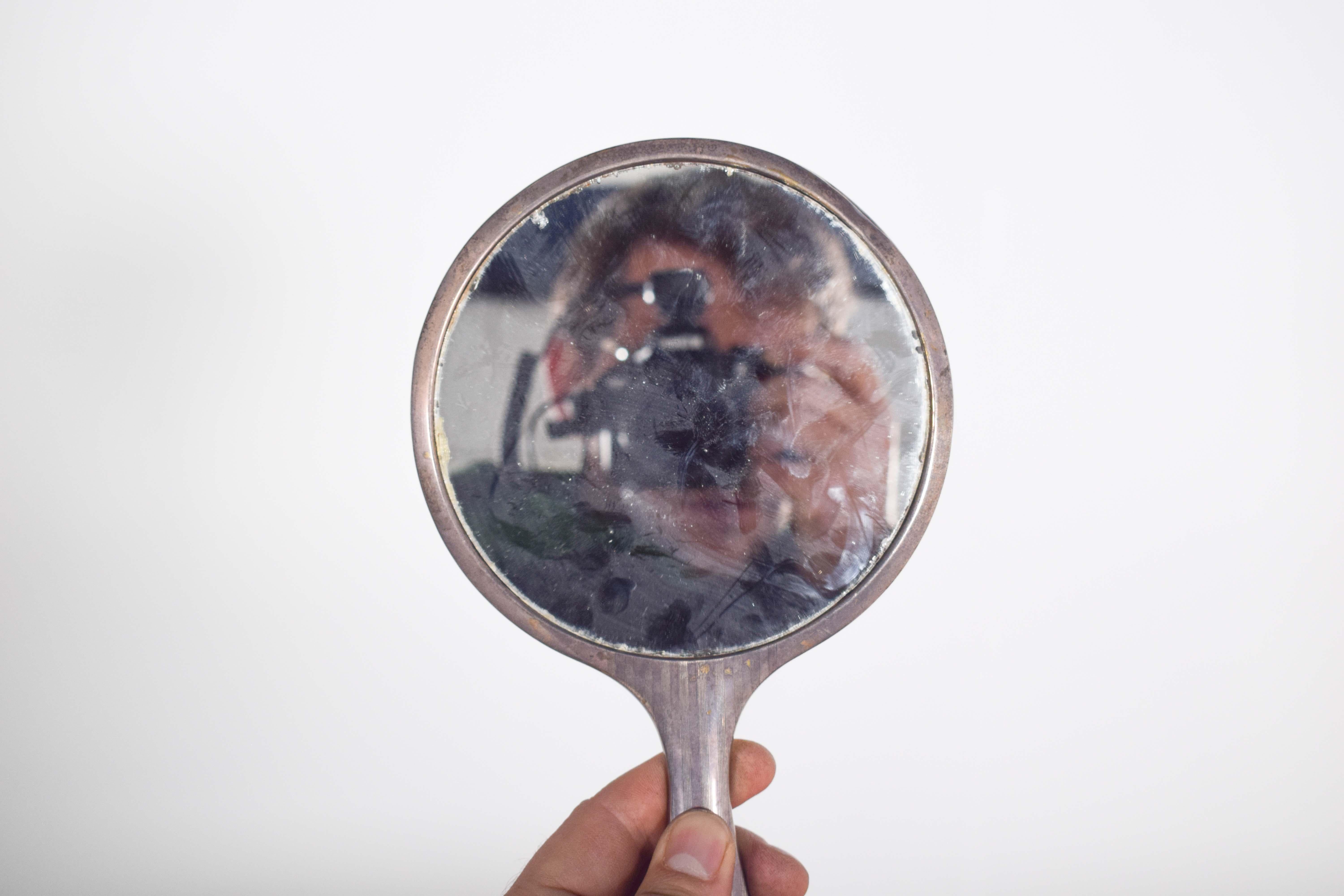 Specchio a mano rotondo in argento dal design raffinato in vendita 1