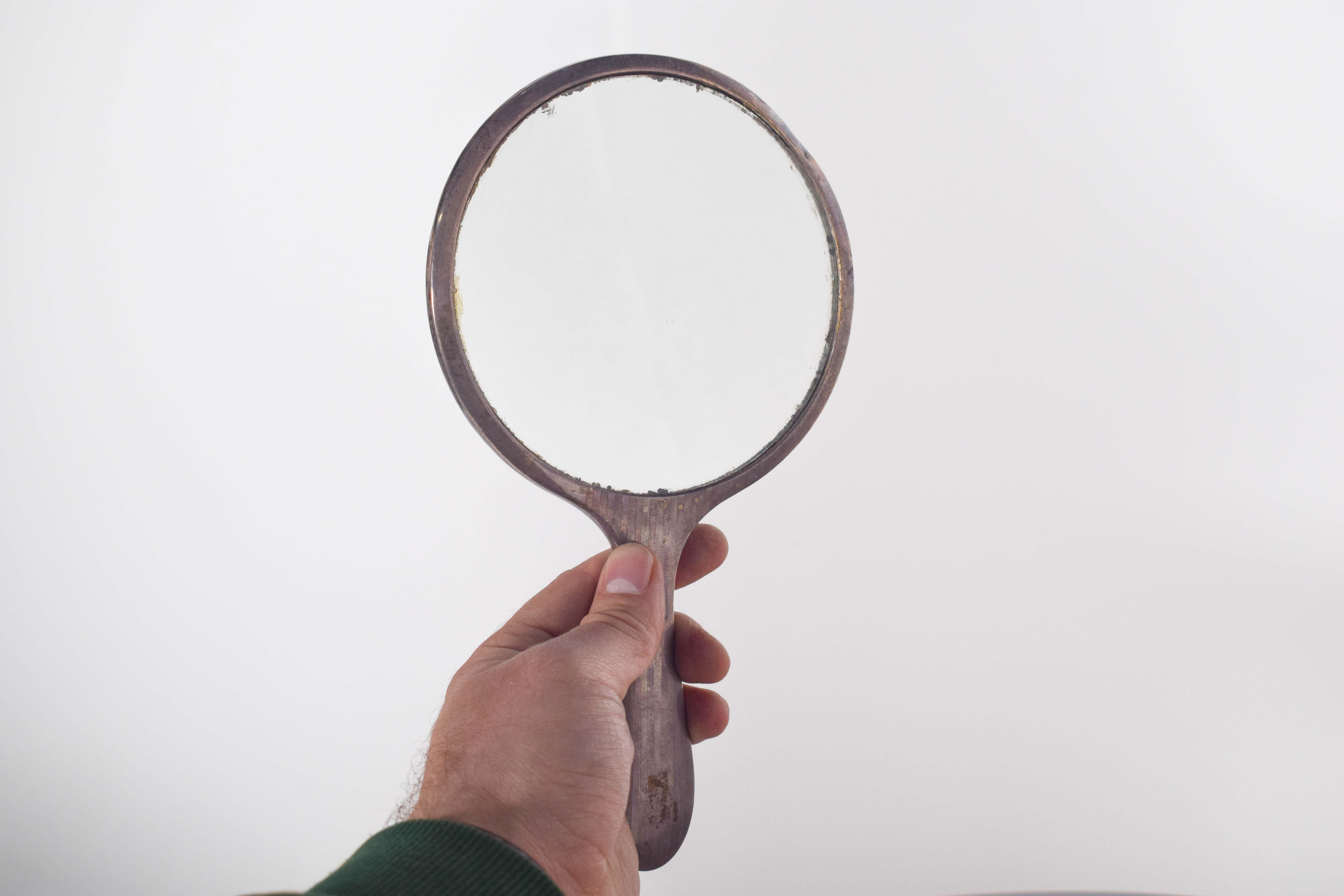 Specchio a mano rotondo in argento dal design raffinato in vendita 2