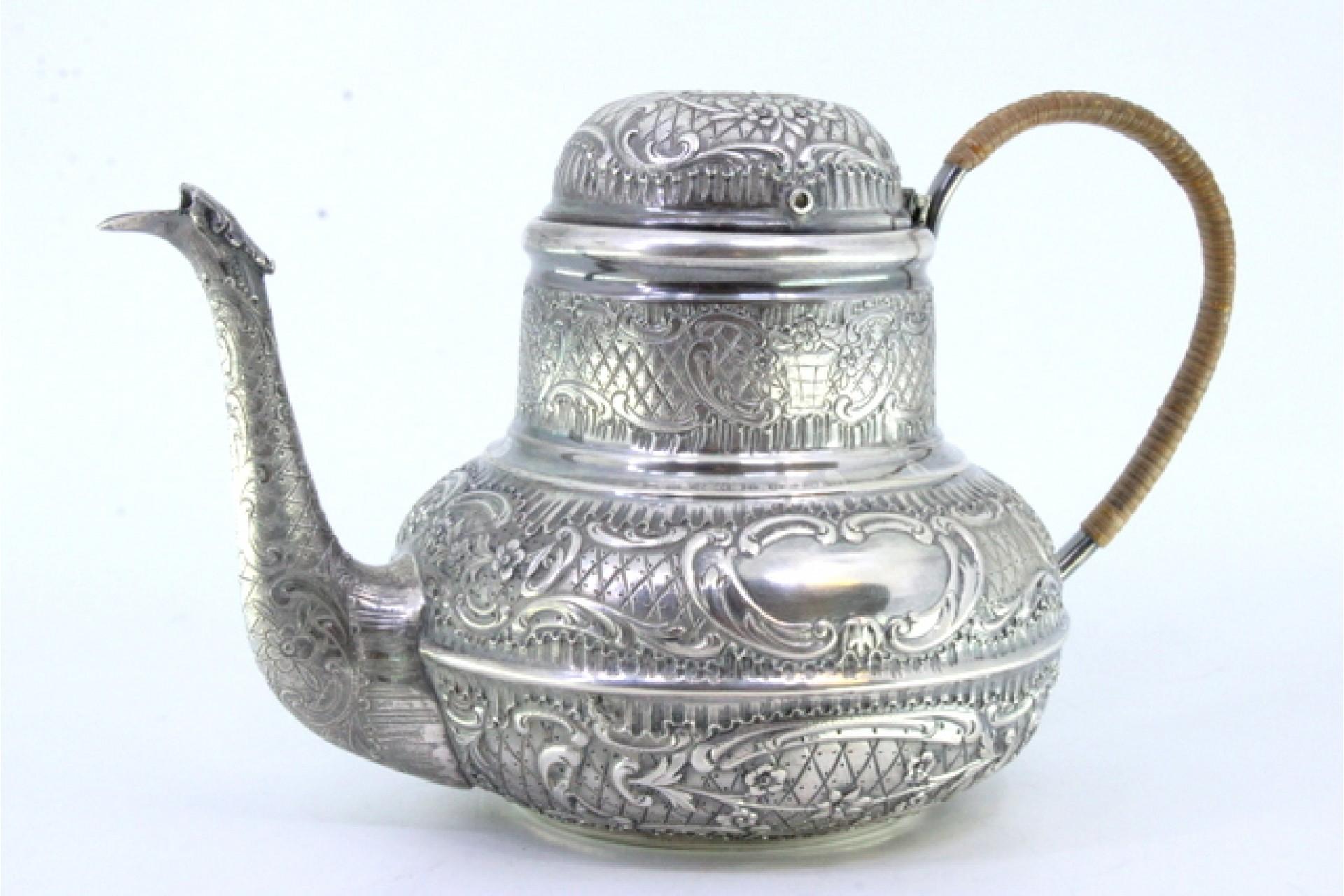Européen Round silver kettle with reliefs, monogram panels and coated handle en vente