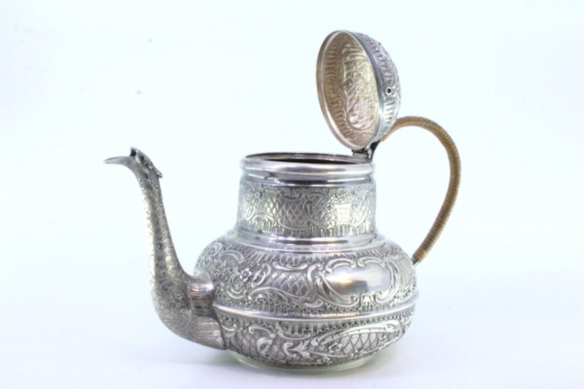 Round silver kettle with reliefs, monogram panels and coated handle Bon état - En vente à Porto, PT