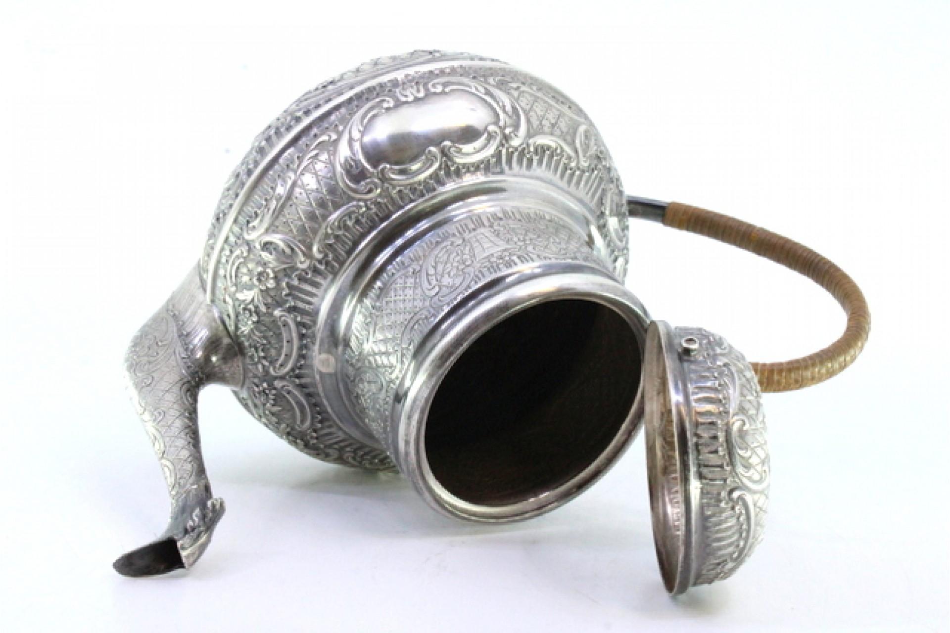 XIXe siècle Round silver kettle with reliefs, monogram panels and coated handle en vente