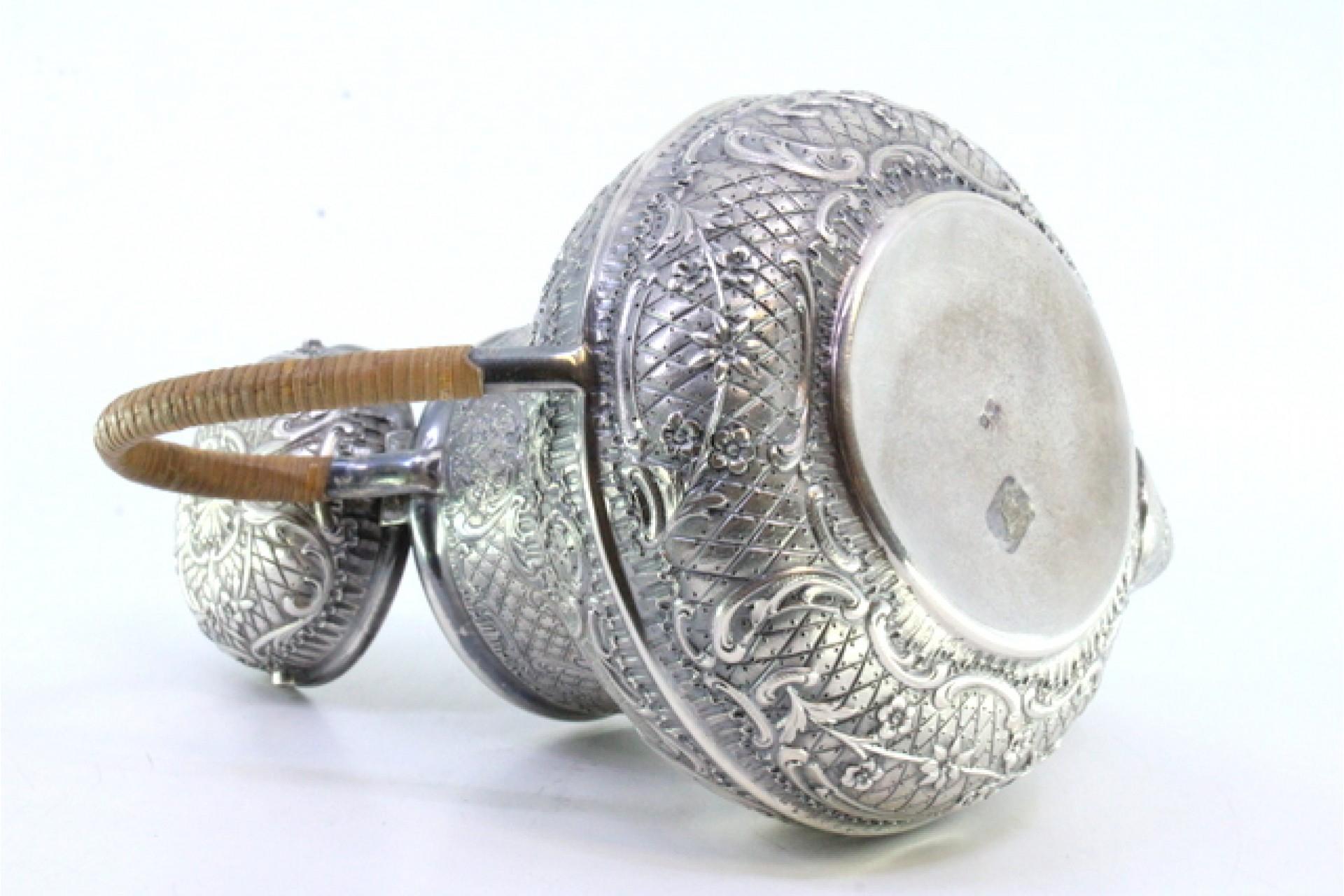 Argent Round silver kettle with reliefs, monogram panels and coated handle en vente