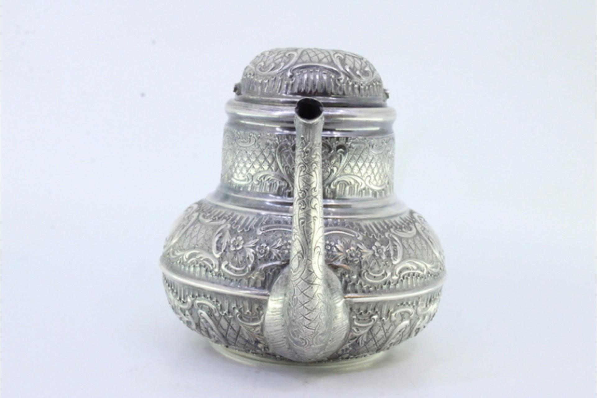 Round silver kettle with reliefs, monogram panels and coated handle en vente 1