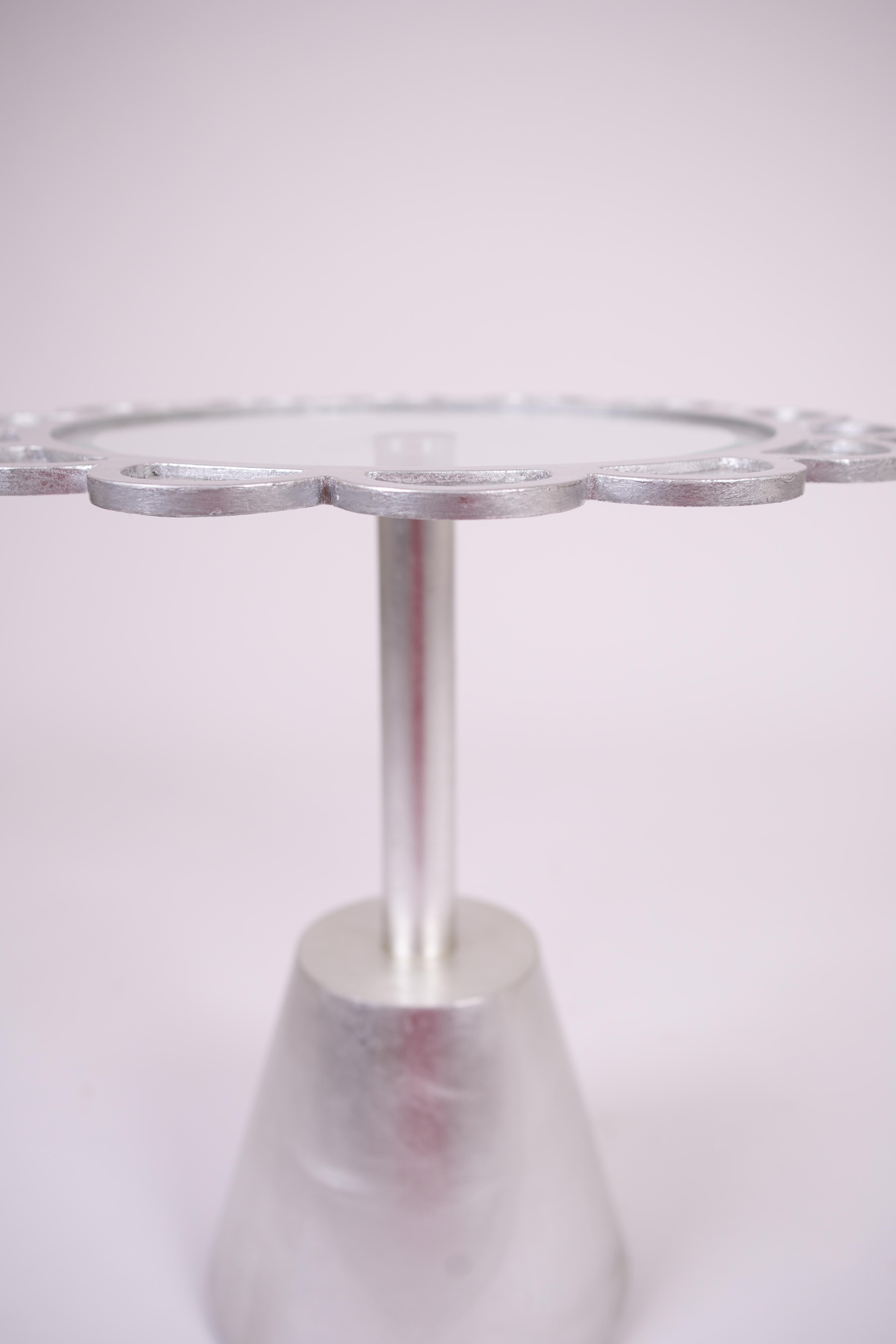 Mesa Auxiliar Redonda Hoja de Plata - Diseño Floral Festoneado del Sur de Asia Moderno en venta