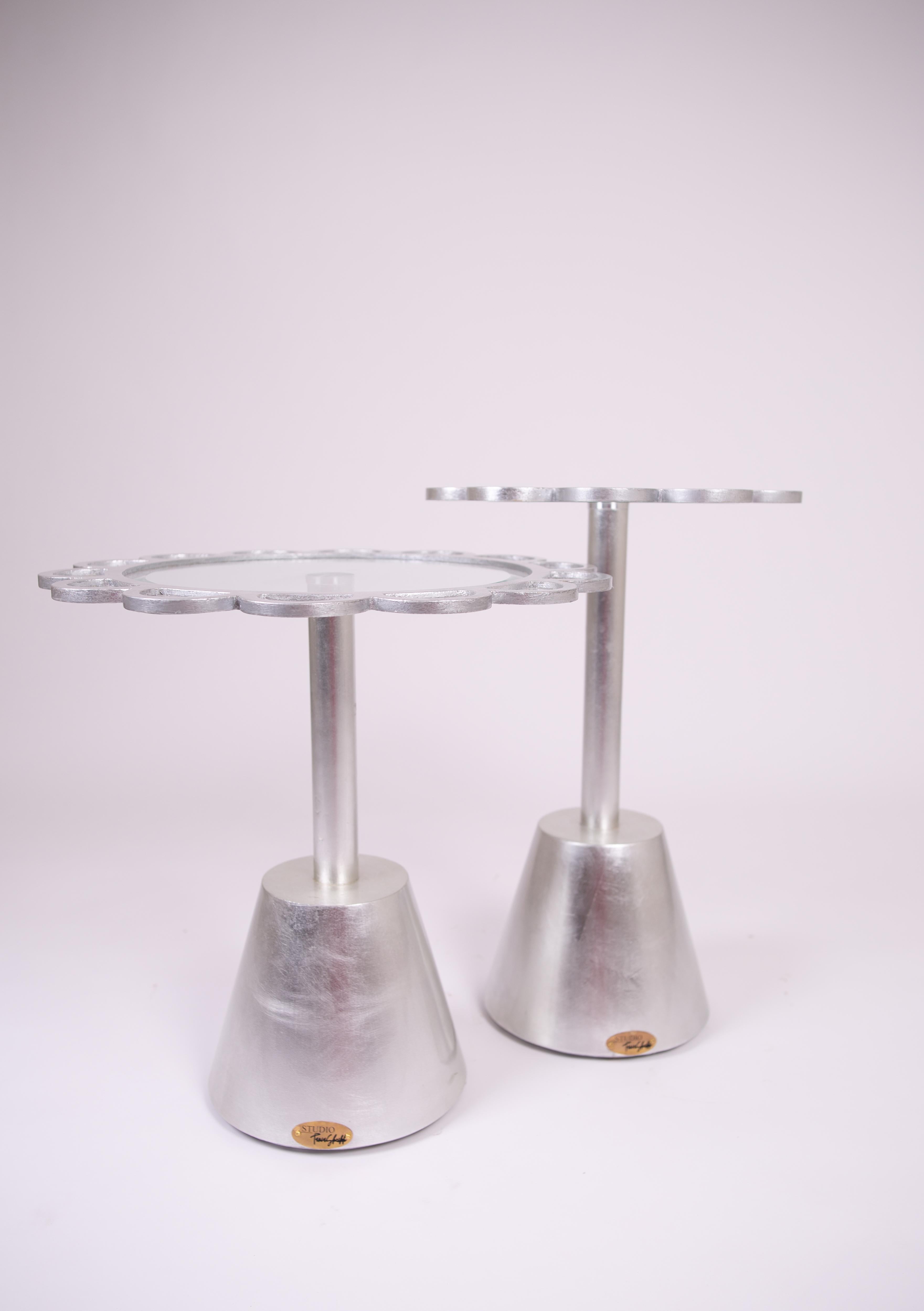 Mesa Auxiliar Redonda Hoja de Plata - Diseño Floral Festoneado del Sur de Asia Asiático en venta