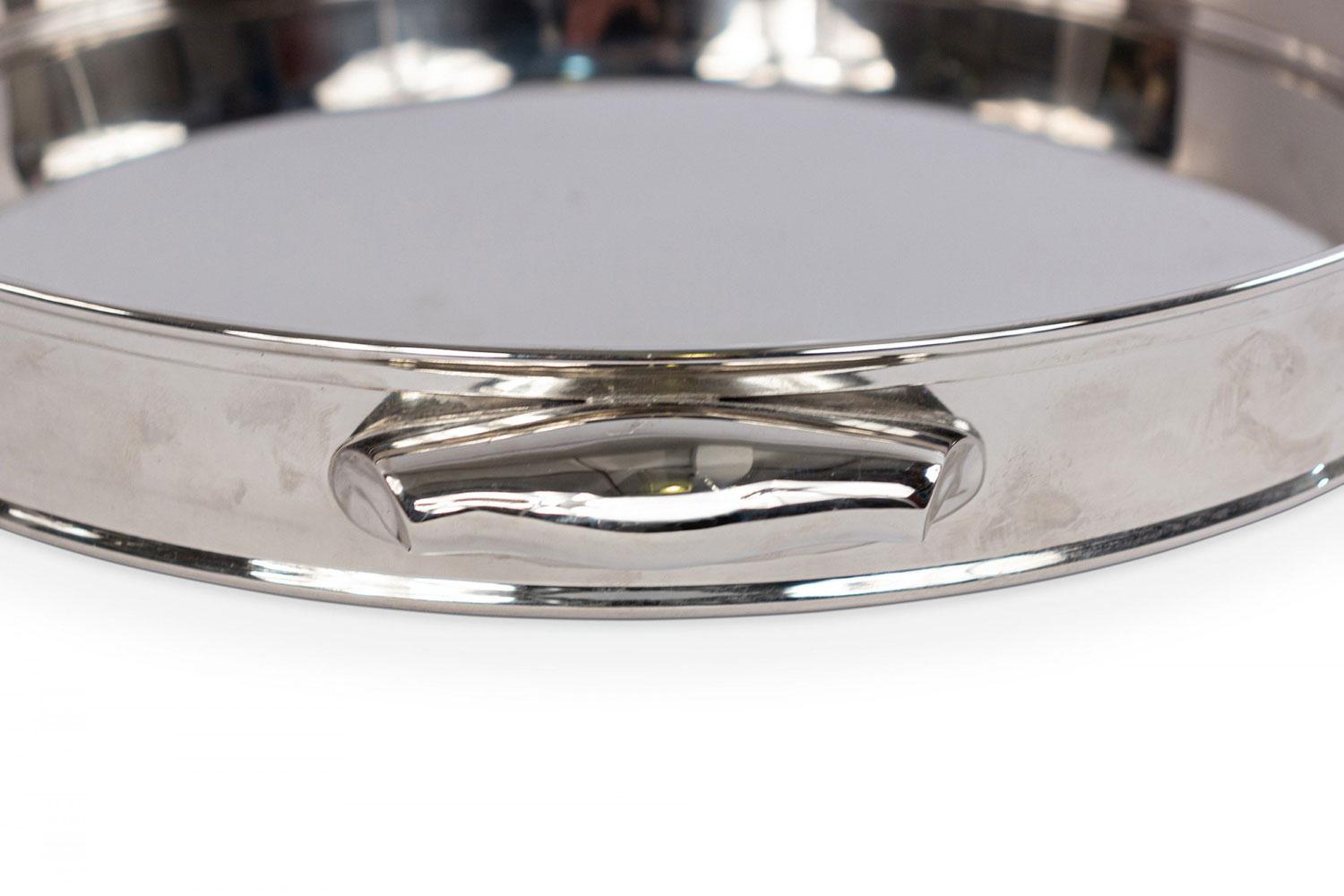 Rundes silbernes Metalltablett mit Griffen im Zustand „Gut“ im Angebot in Queens, NY