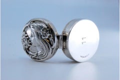 Boîte à pilules ronde en argent avec relief d'une dame antique embrassant une fleur sur le couvercle à charnière