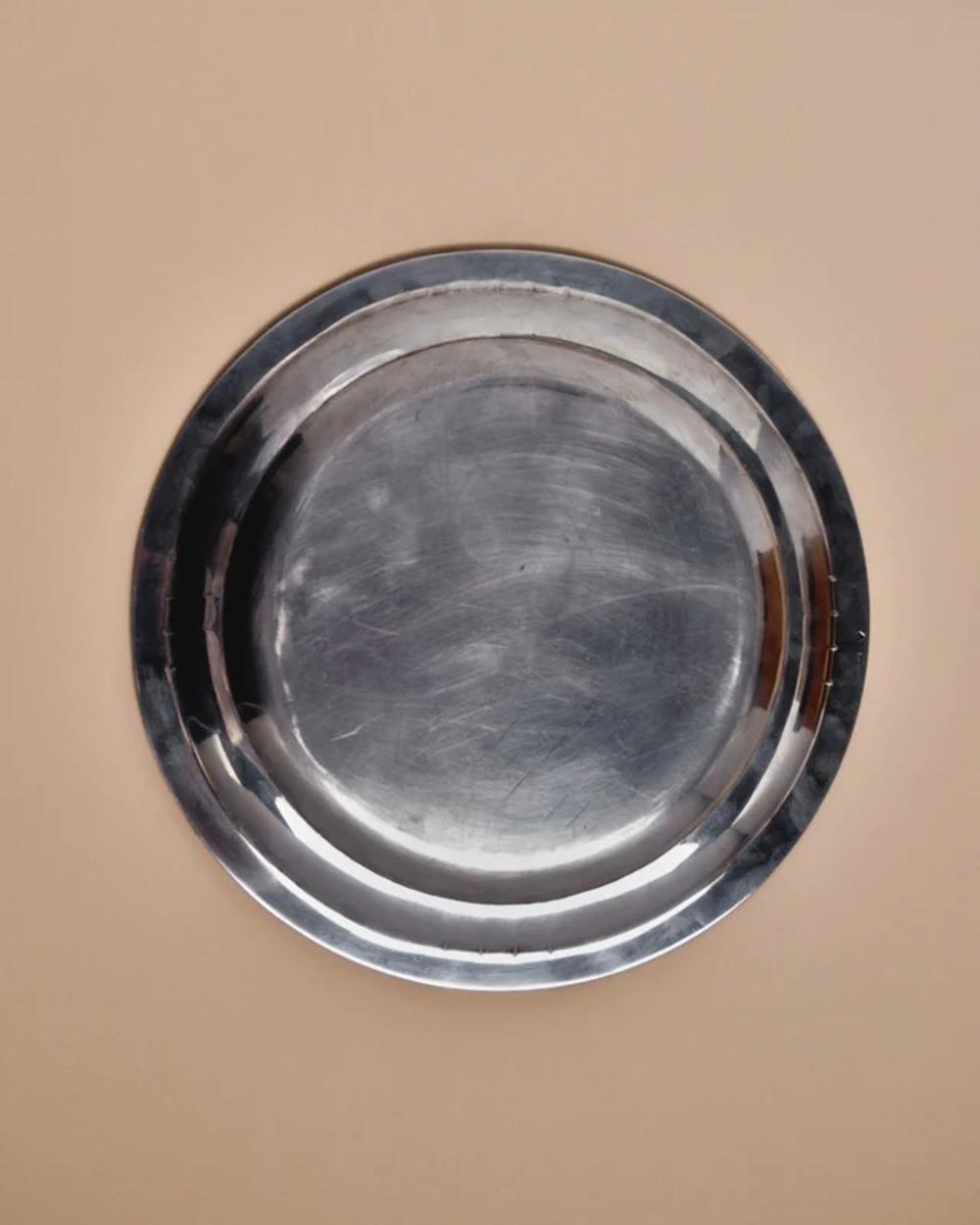 Round silver-plated platter by silversmith Samuel Askenfeld. Features a beaded and geometric Art Deco-style decoration. Marchio di garanzia sul lato inferiore. 
