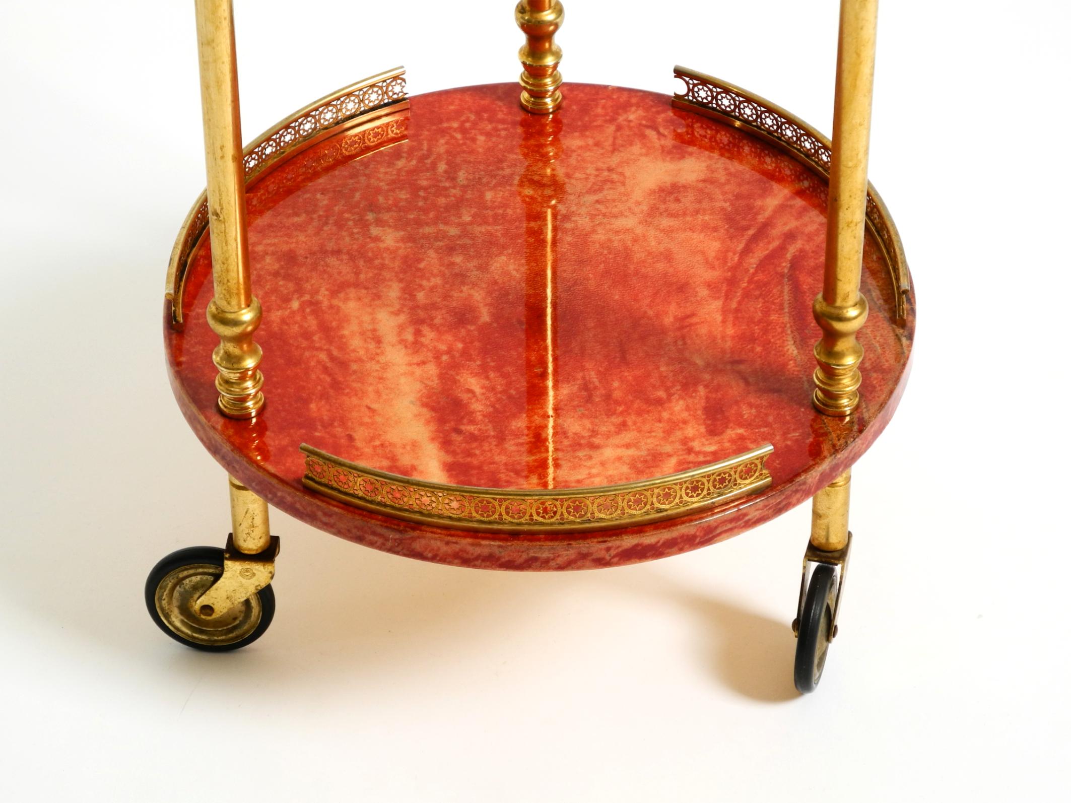 Petit chariot de service ou de bar rond Aldo Tura des années 1960 en cuir de chèvre rouge en vente 6