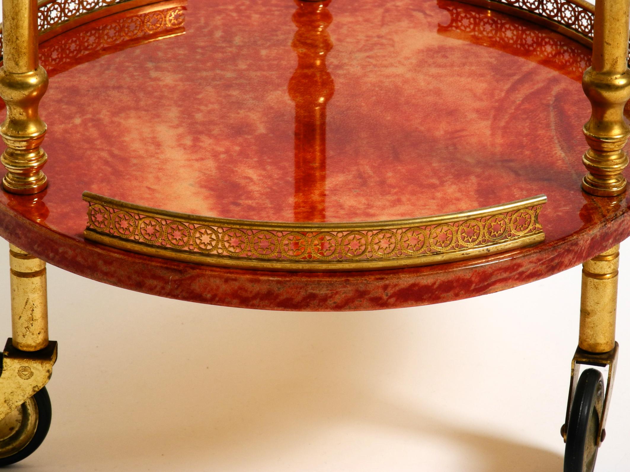 Petit chariot de service ou de bar rond Aldo Tura des années 1960 en cuir de chèvre rouge en vente 7